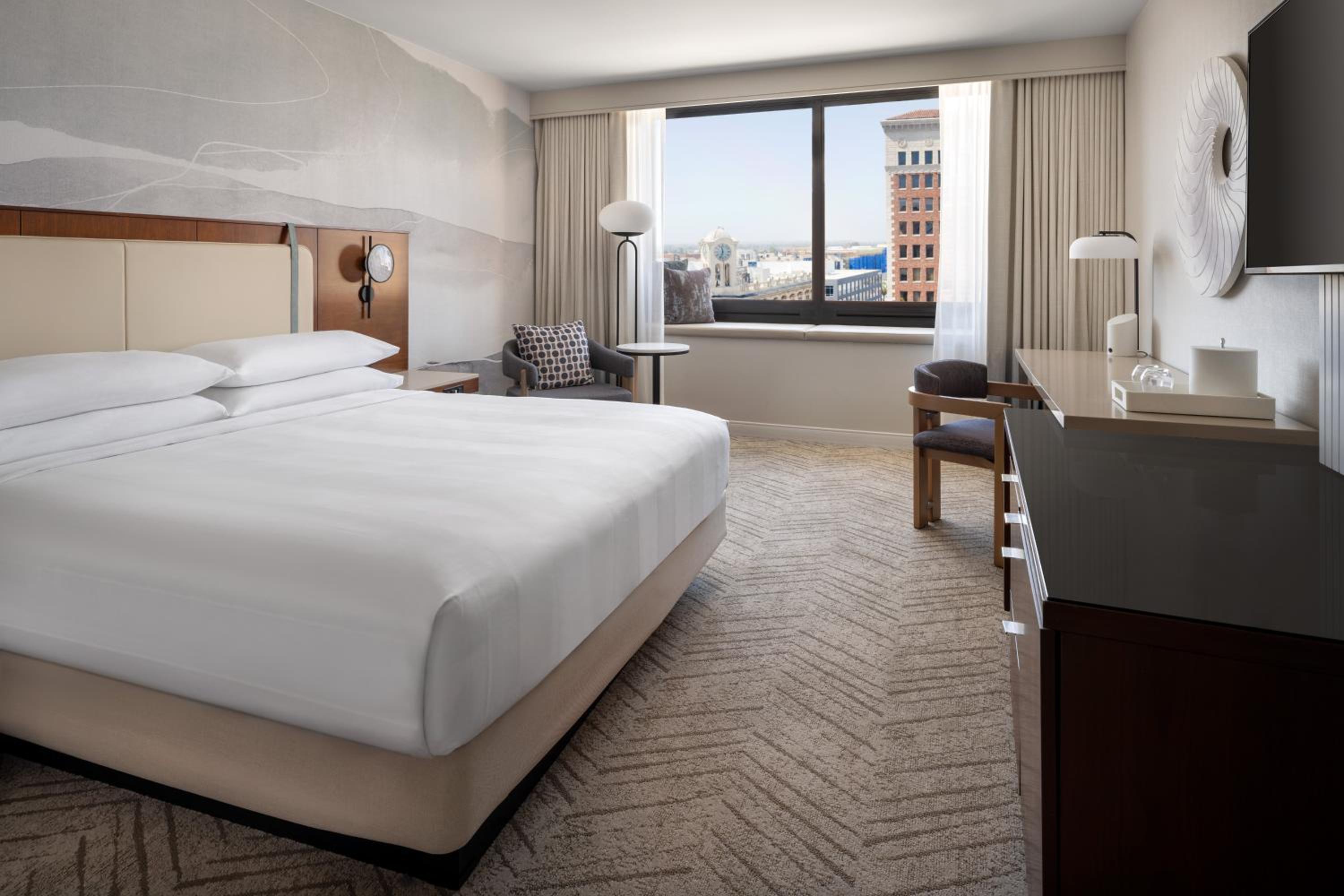 Deluxe King Room with City View