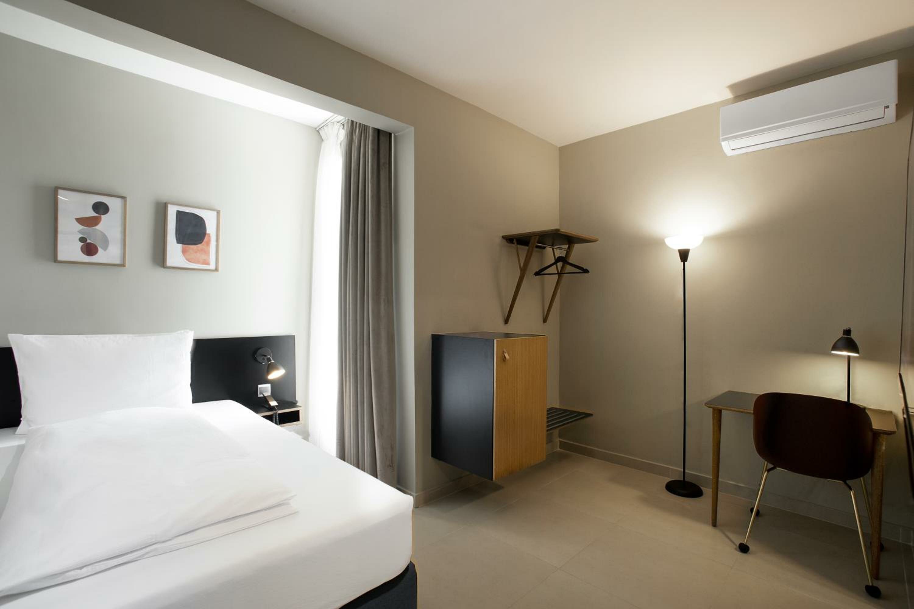 Economy Room