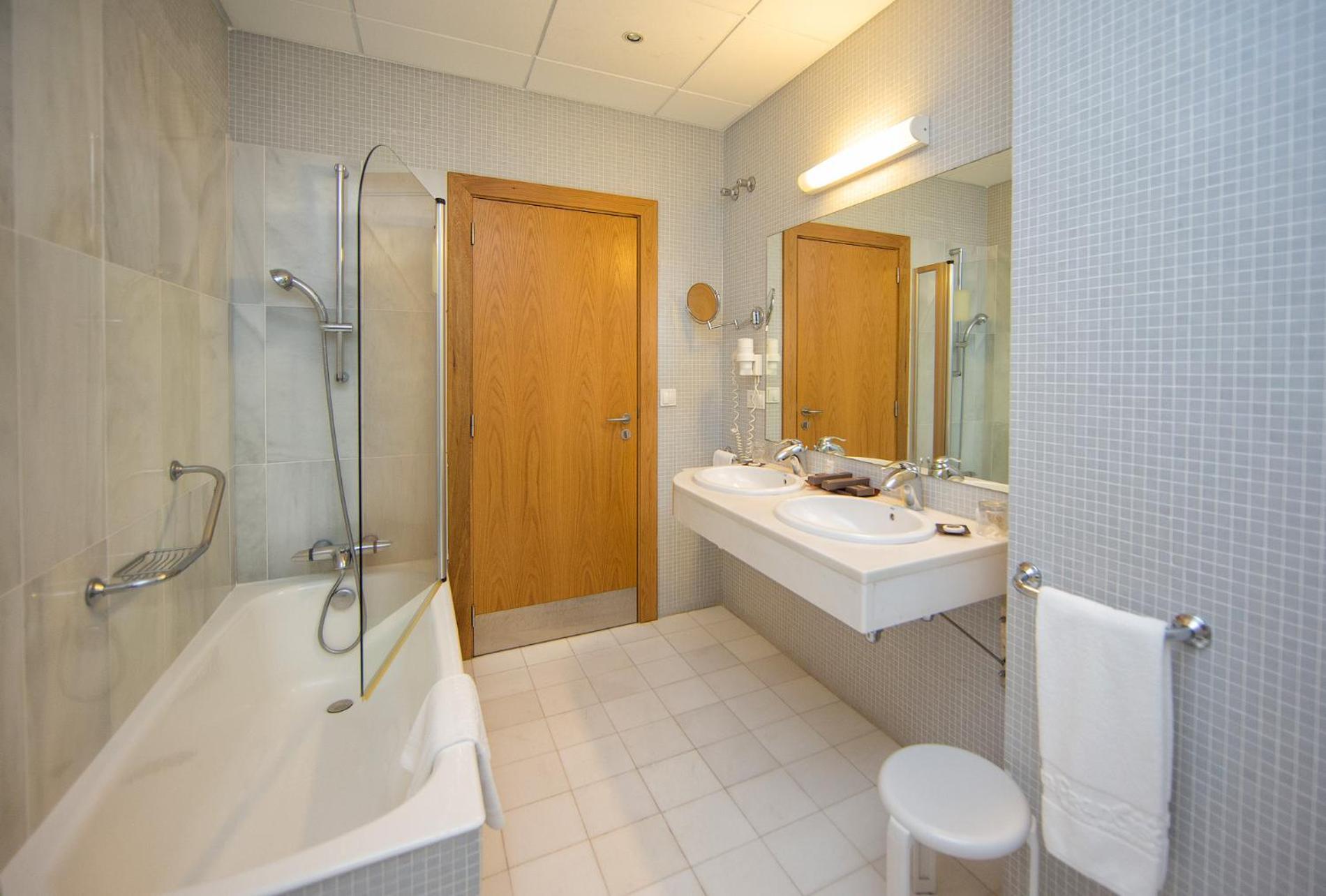 Family Room 2 Adults + 2 Children up to 12