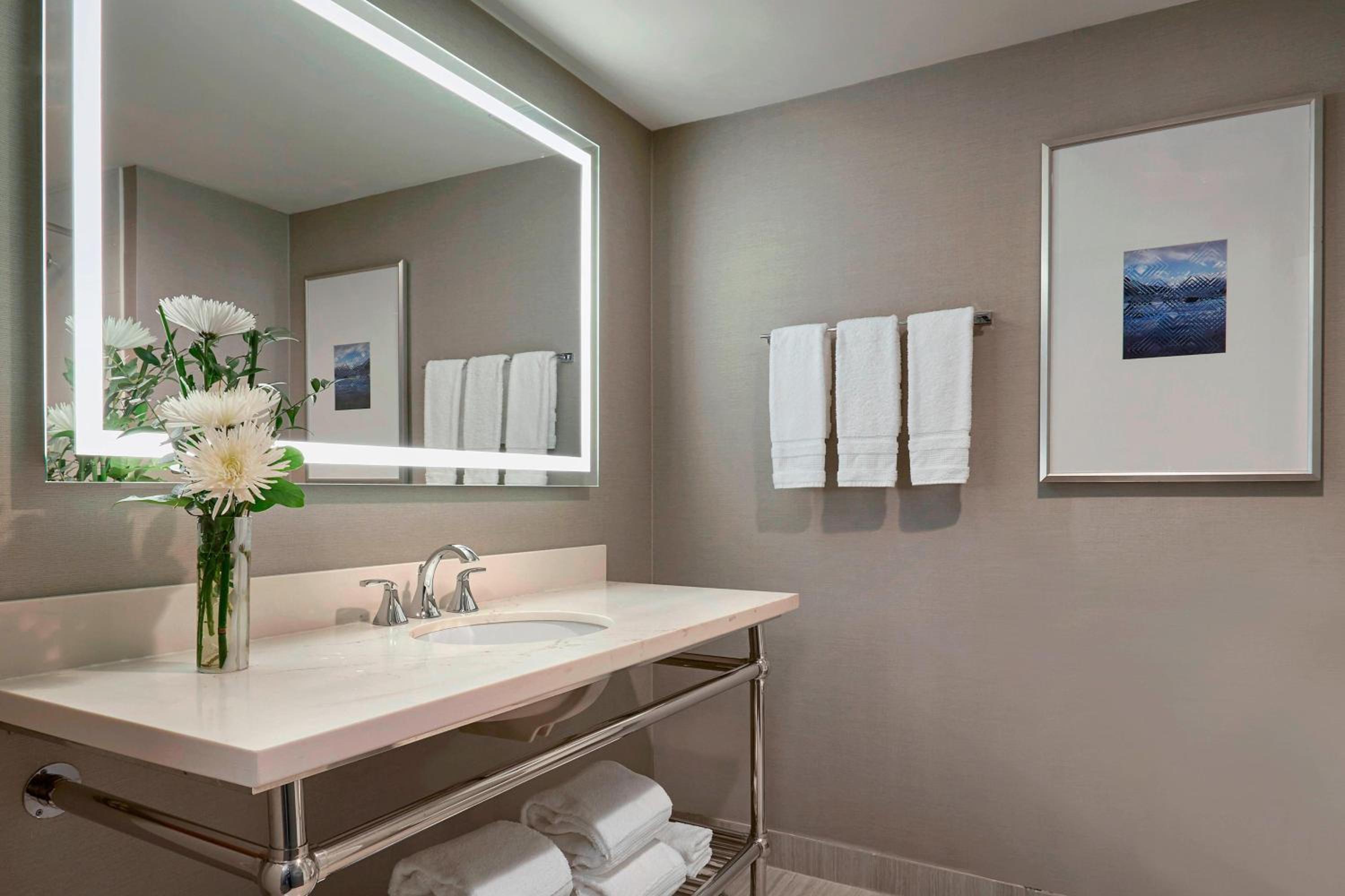 Traditional King Room with Sofa Bed