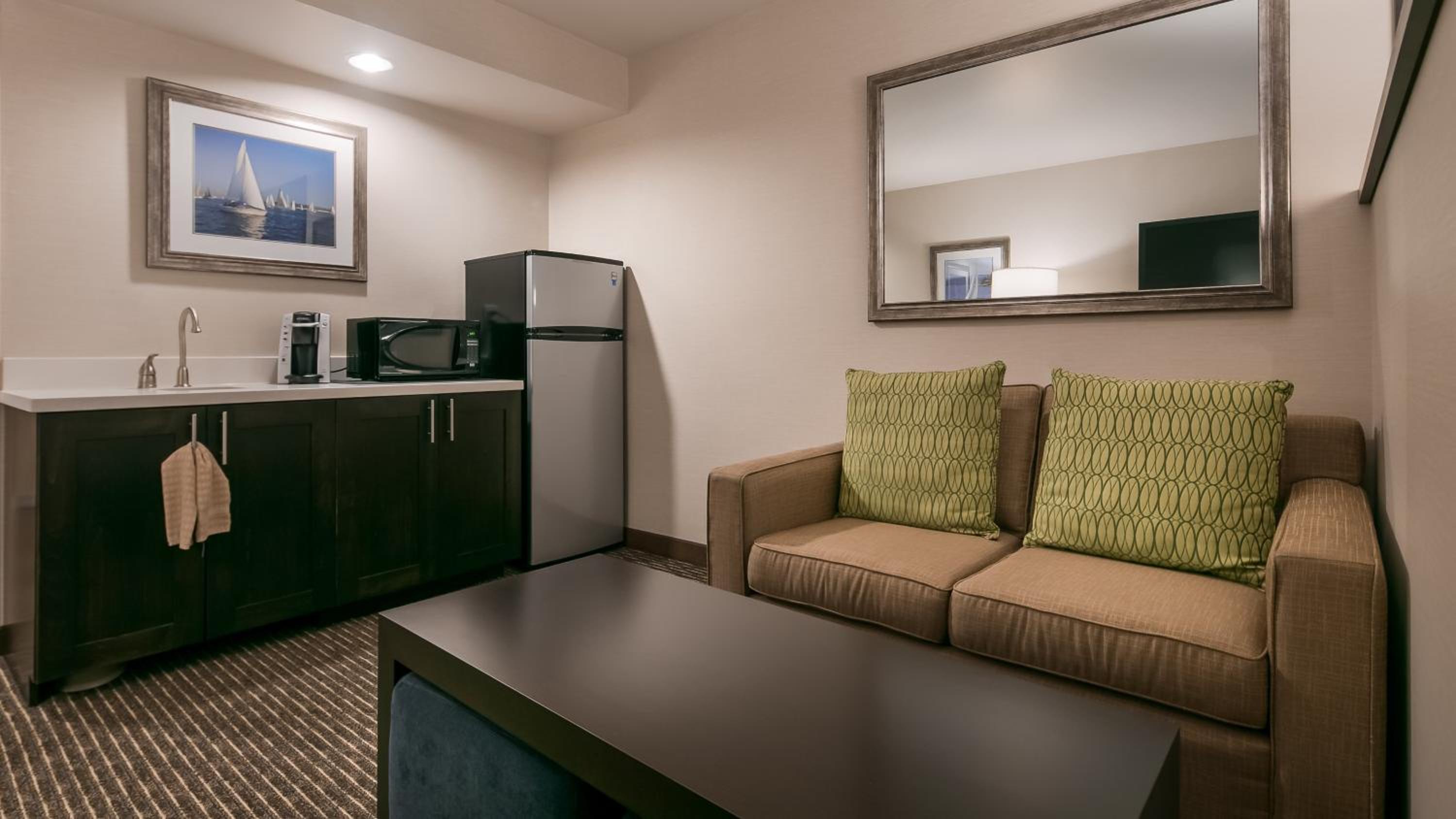 King Suite with Bath Tub - Disability Accessible