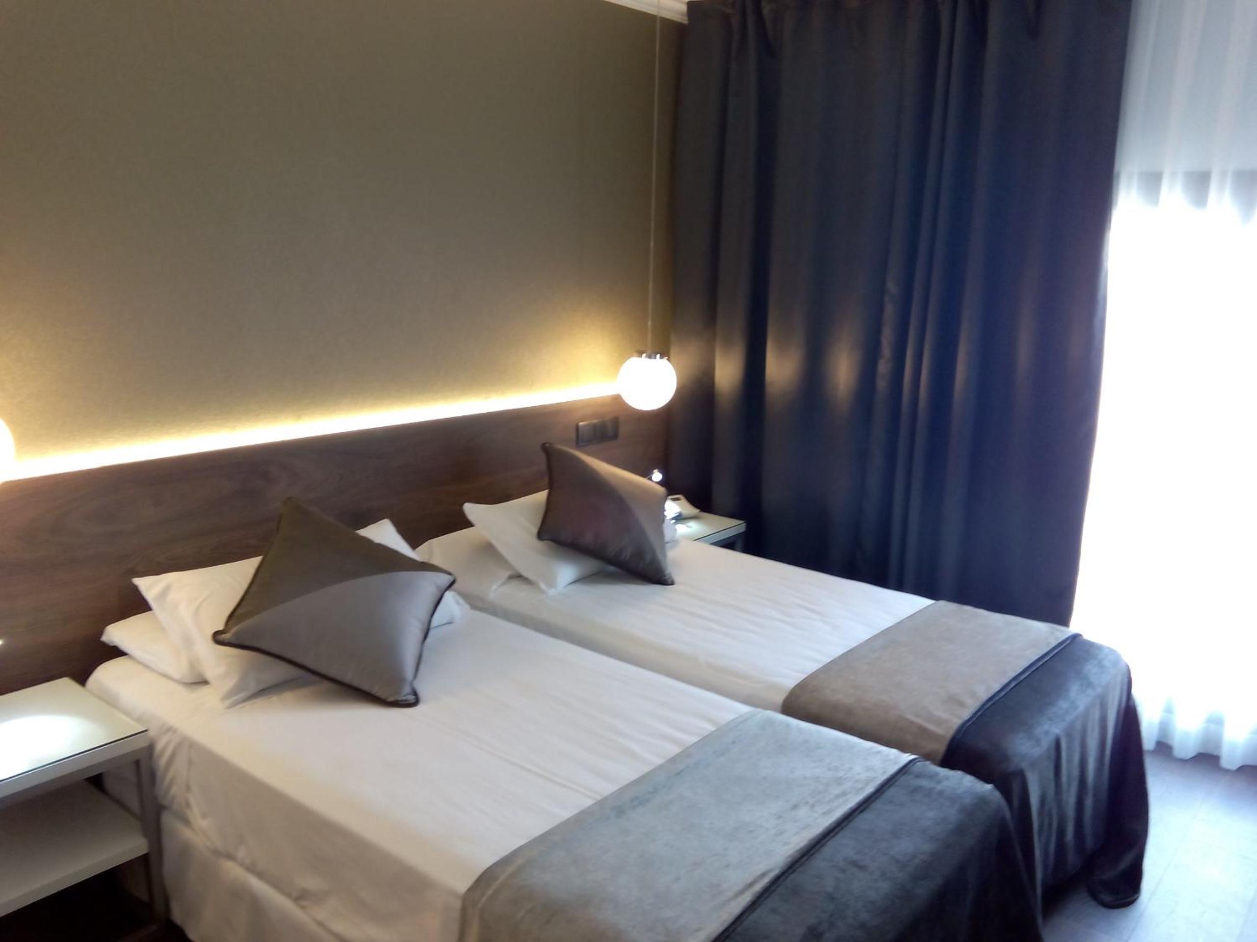 Twin Room with Street View