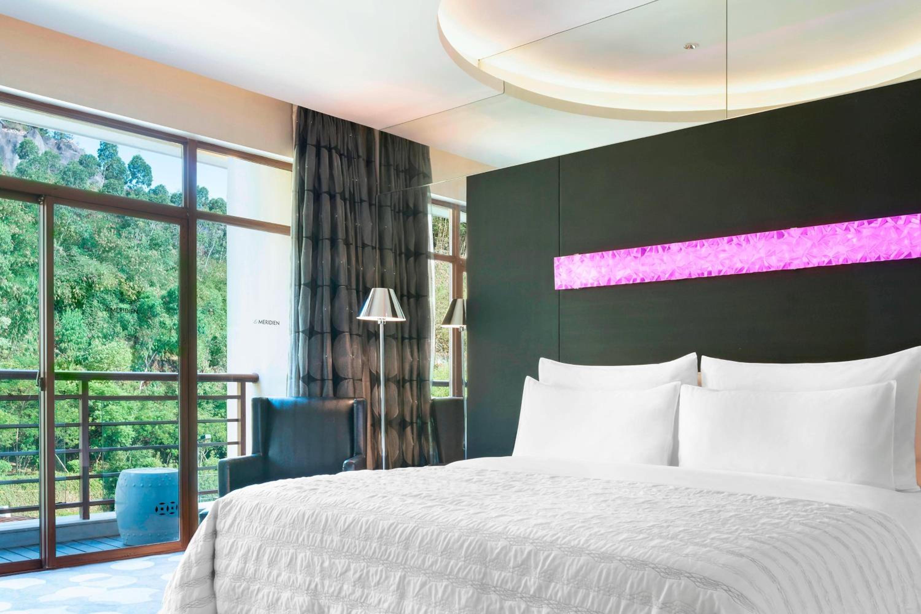 Club King Room