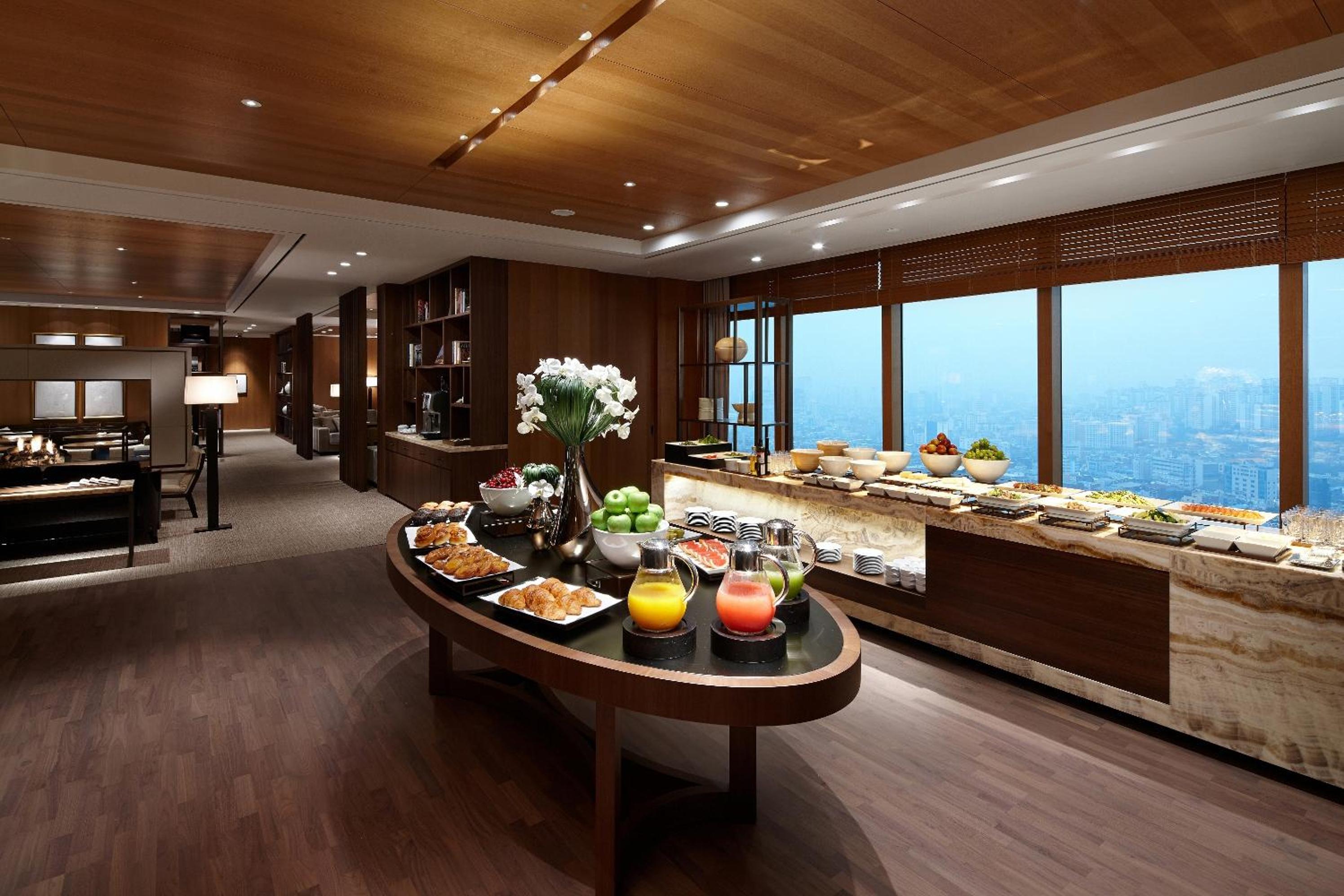 Superior Suite Double Room With Airport Pick Up/Sending Service (Foreigners Only) & Access To Indoor Pool & Efl Lounge