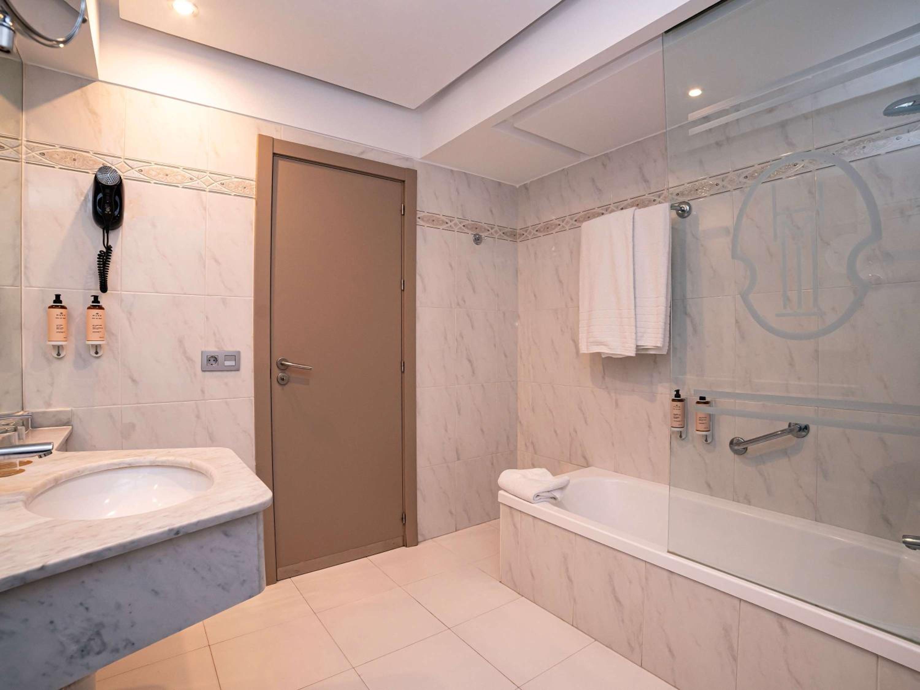 Standard Twin Room with Sofa and mountain view