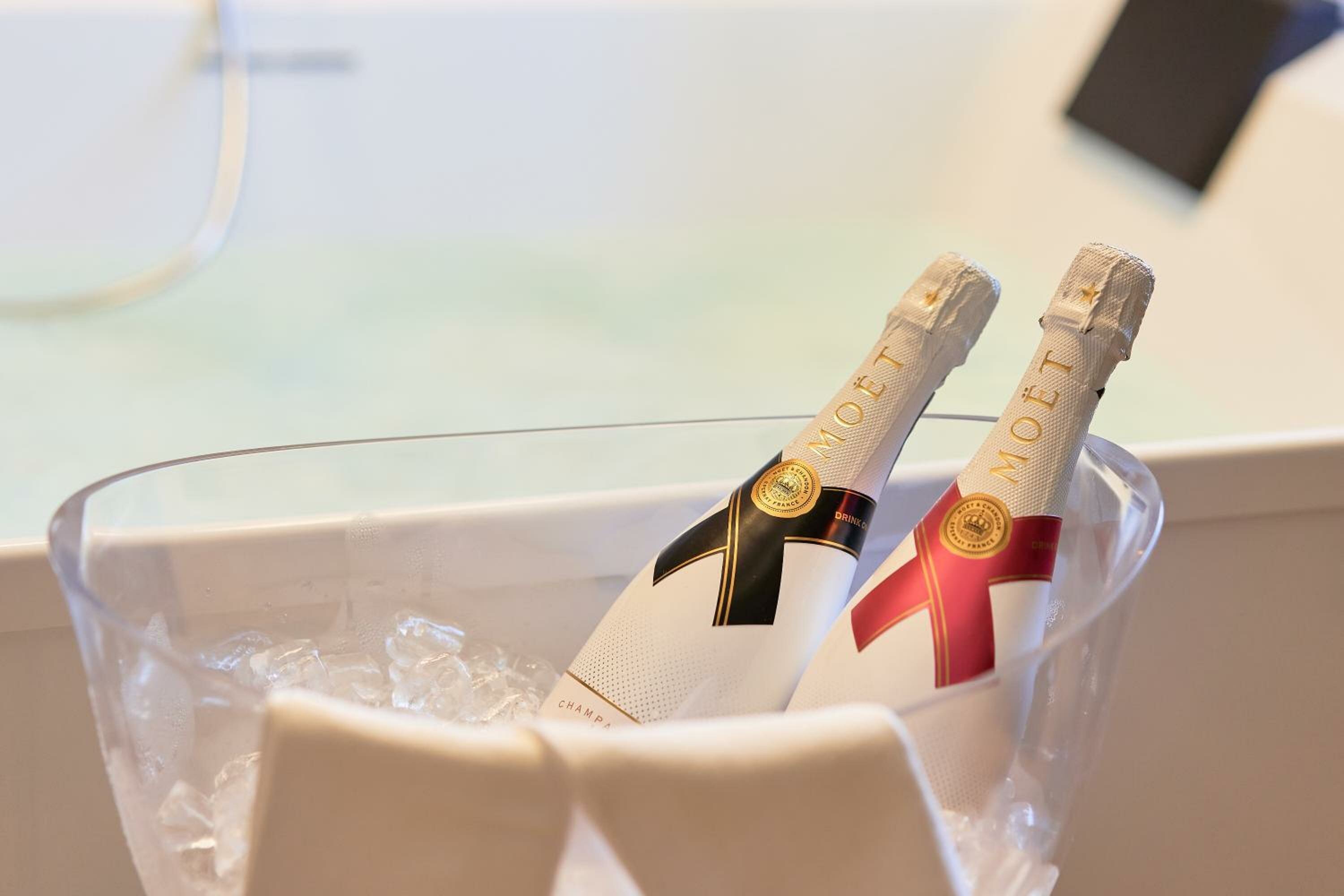 Deluxe Suite with Spa Bath