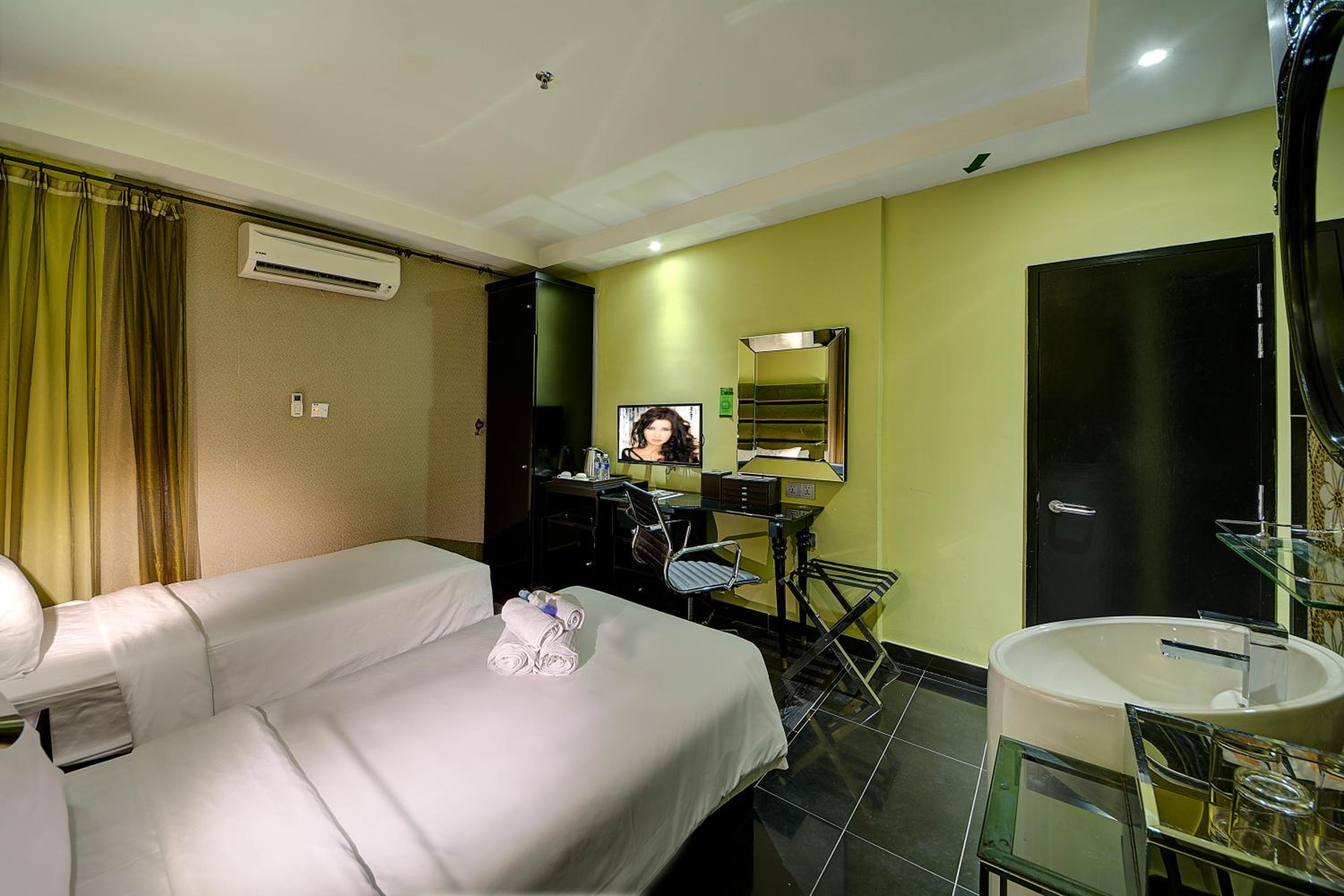 Superior Twin with No Window (nonsmoking) - Main Wing