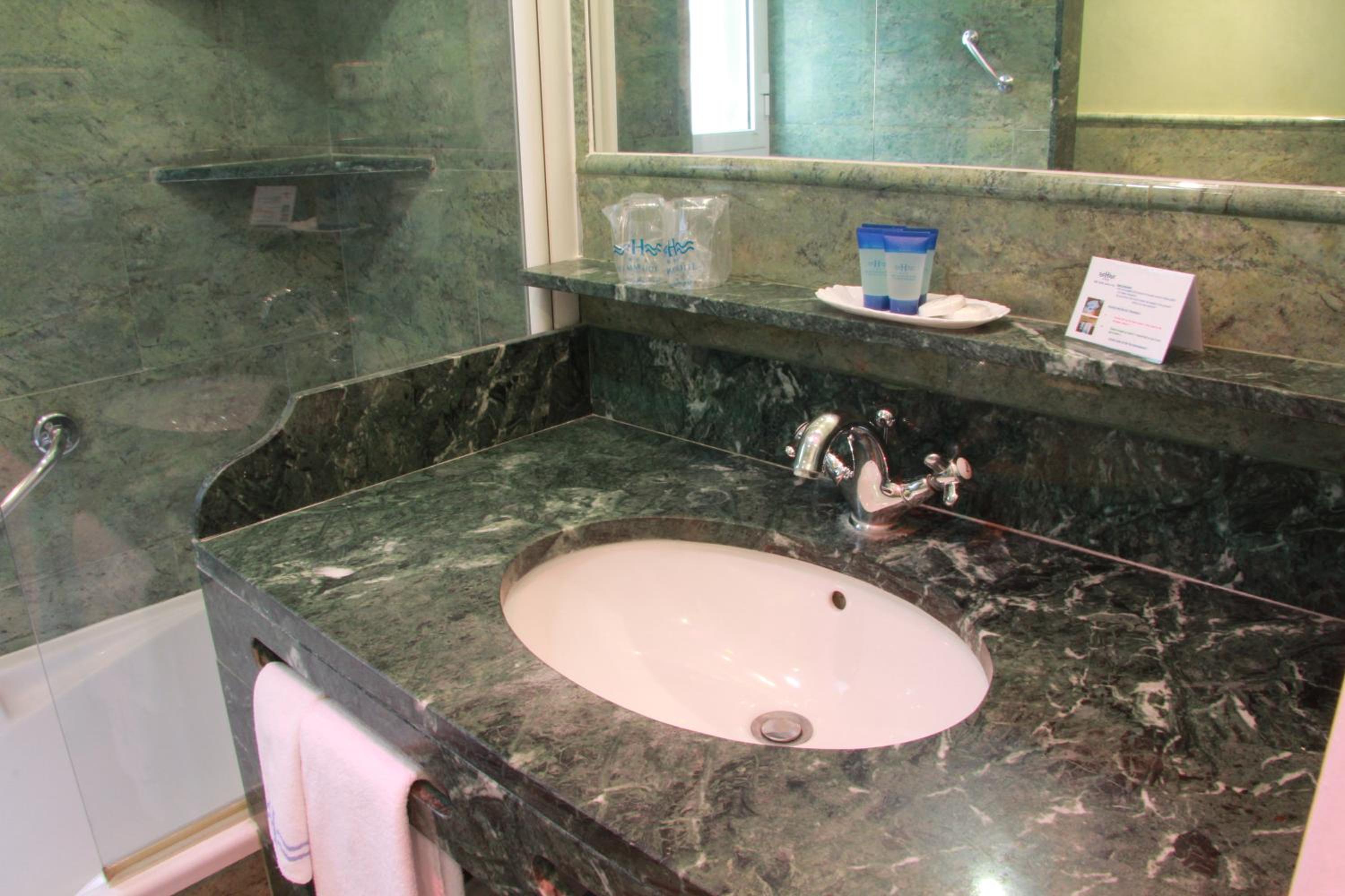 Twin Room (2 Adults + 1 Child )