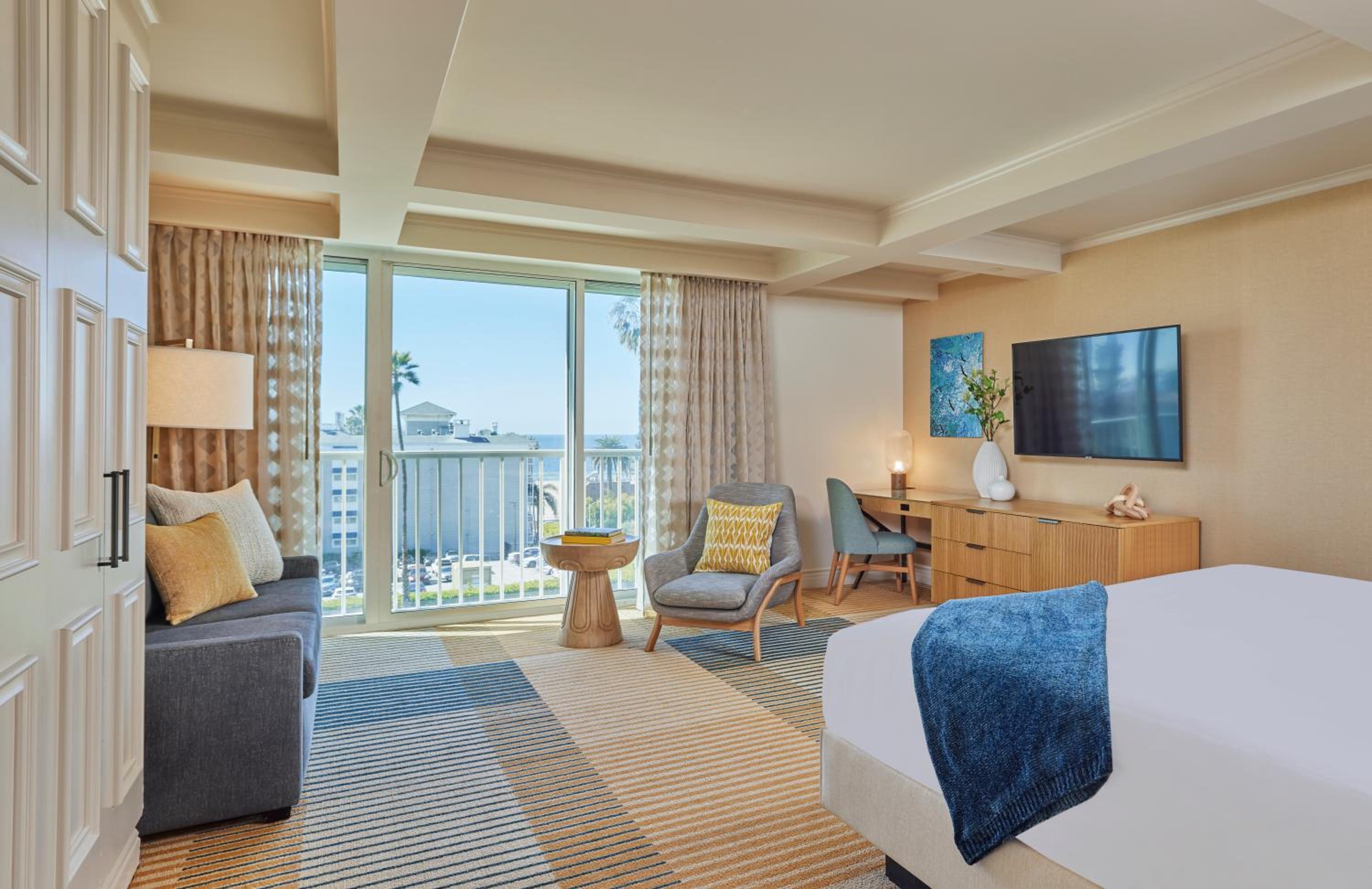 Mobility/Hearing Accessible Canary Jr Suite Partial Ocean King, Roll-In Shower