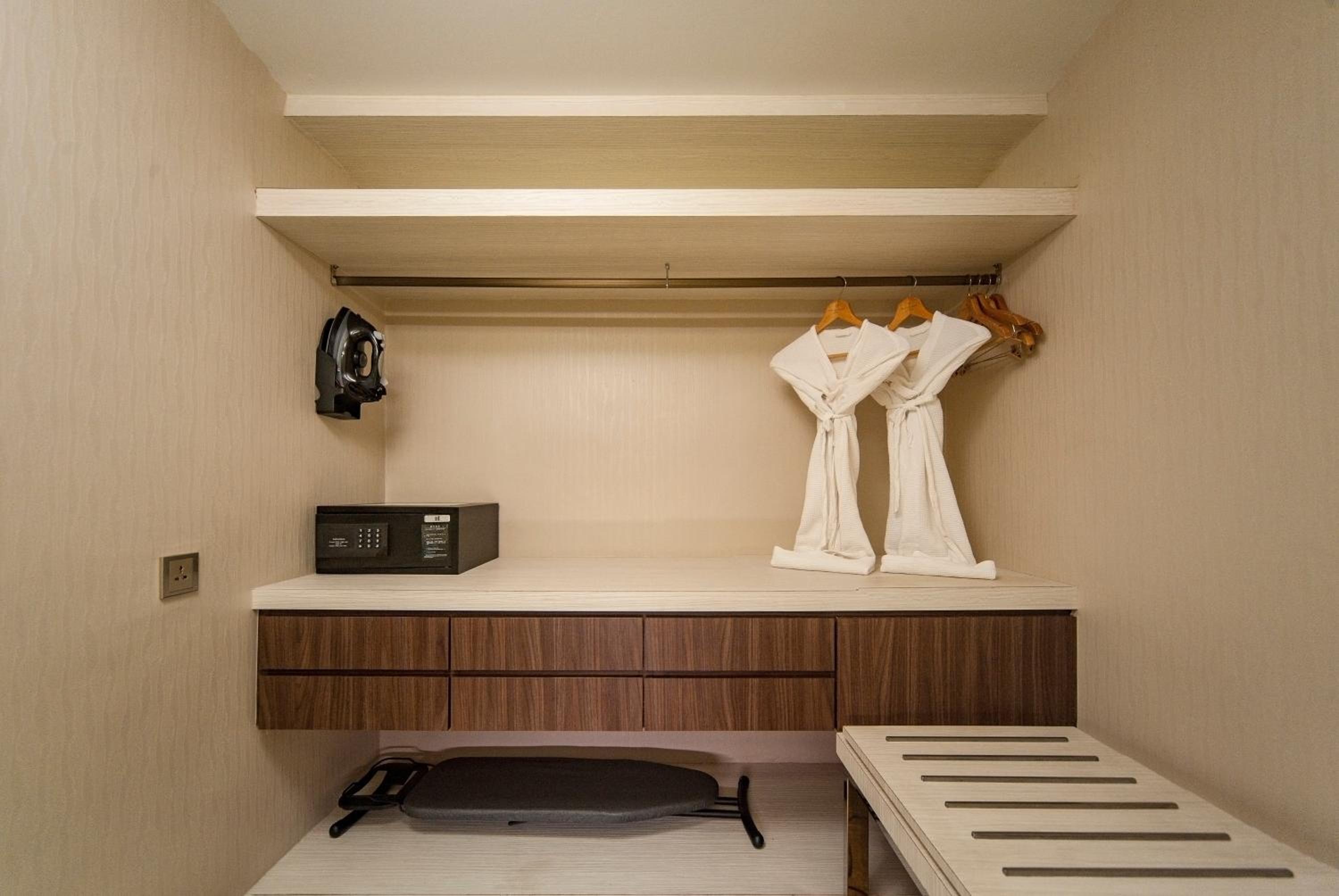 Executive Suite with Club Lounge Access