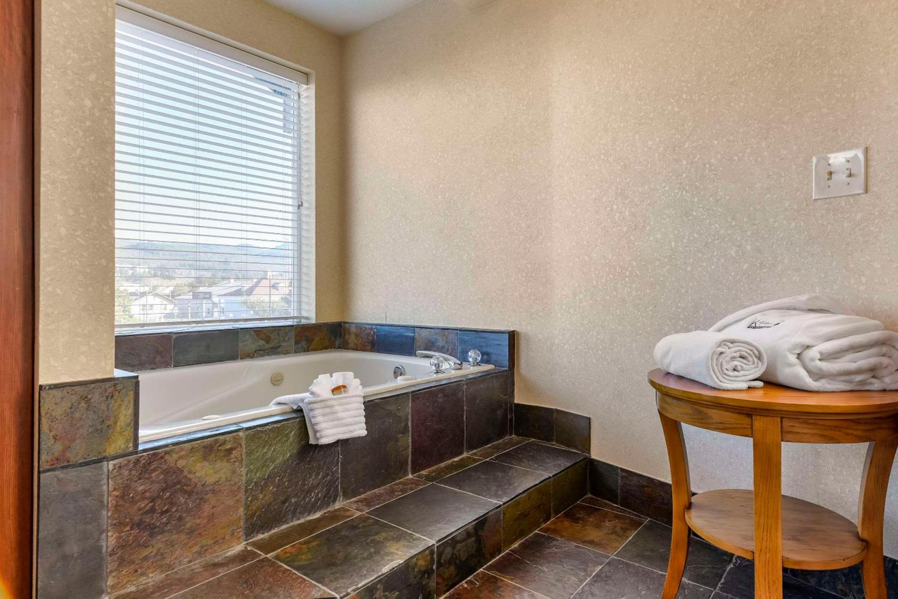 King Suite with Spa Bath - Non-Smoking