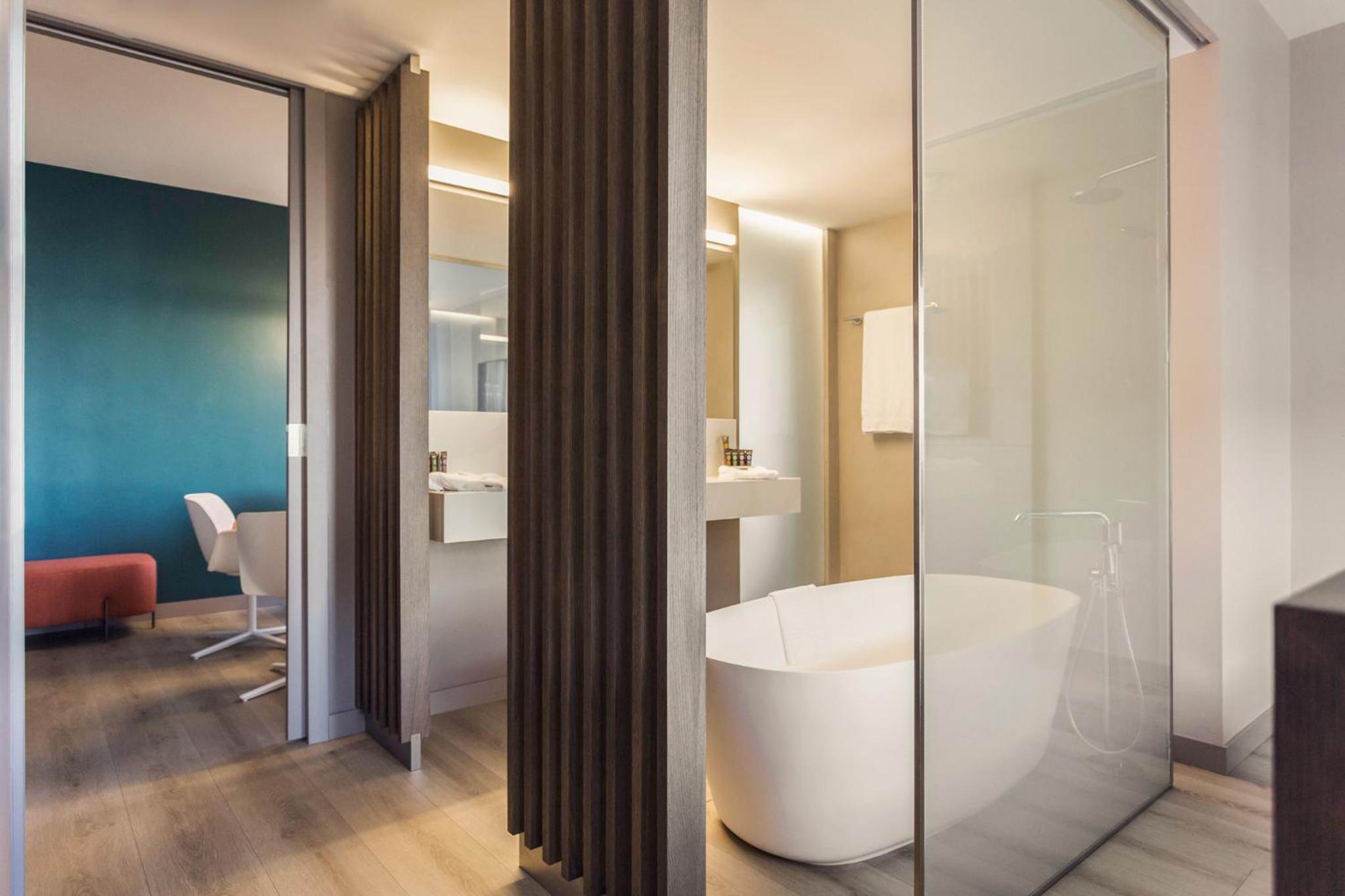 Junior Queen Suite - Plaza Building