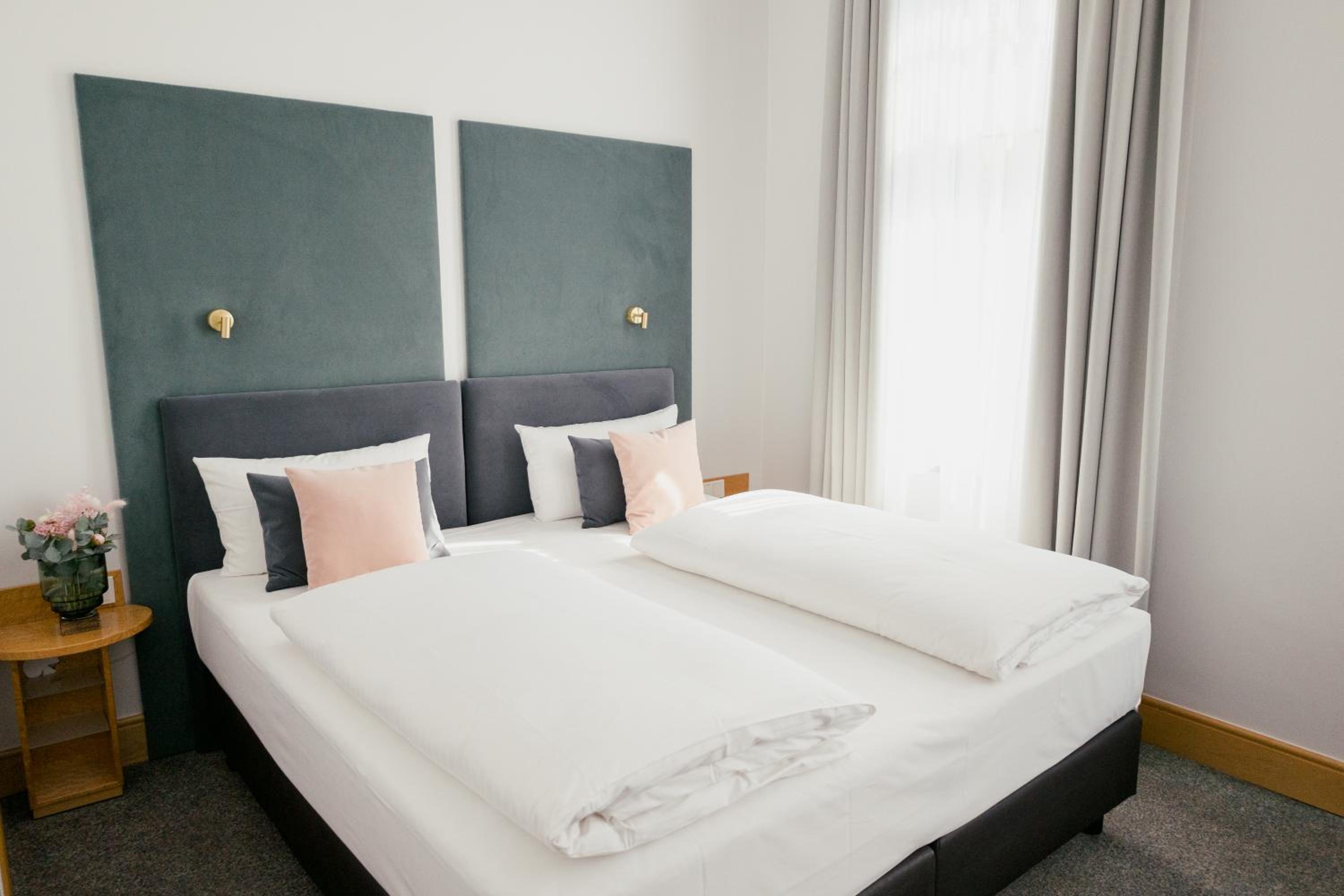 Comfort Double Room (bed size 71 in)