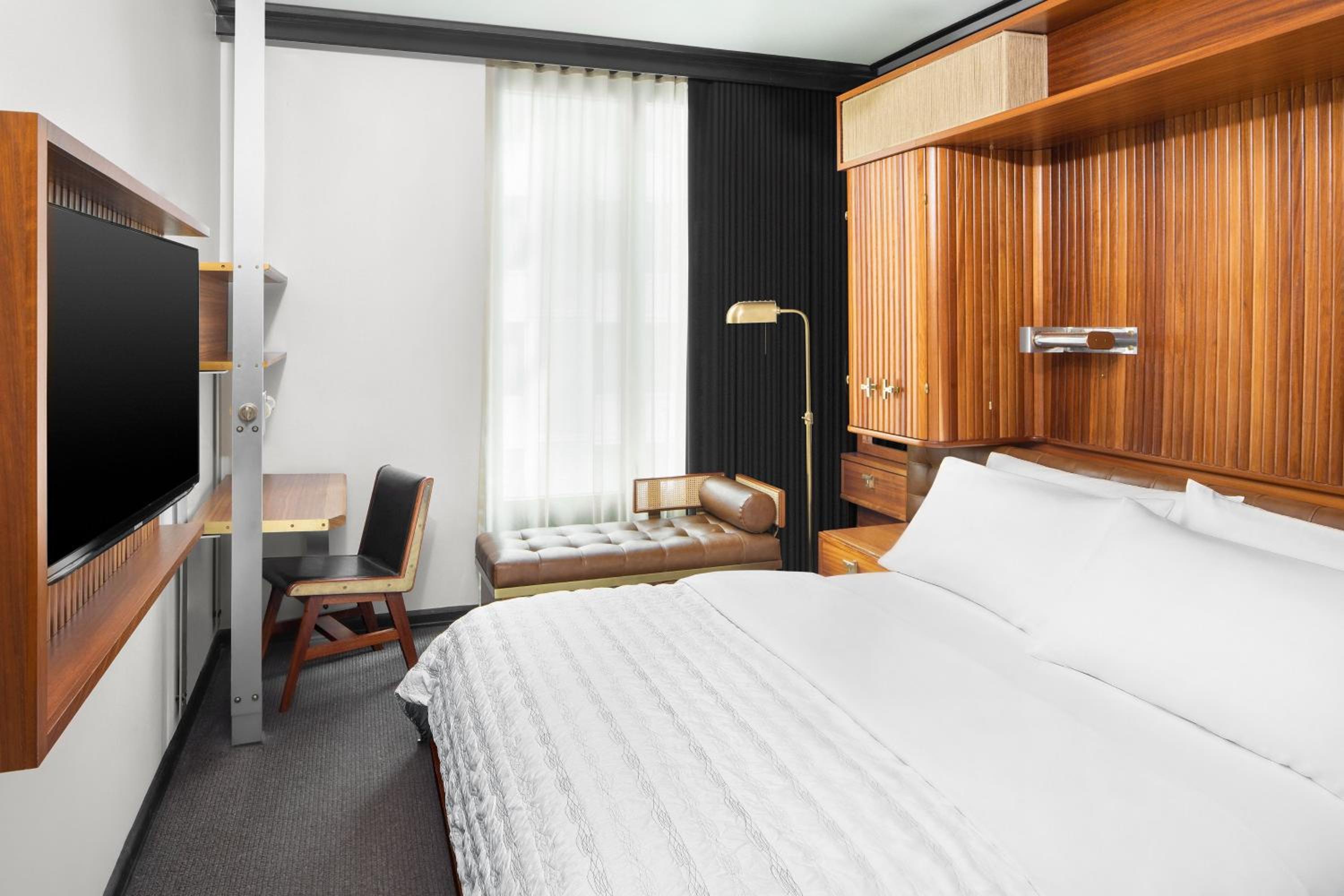 Classic King Reserve Room w/ Foyer Entrance