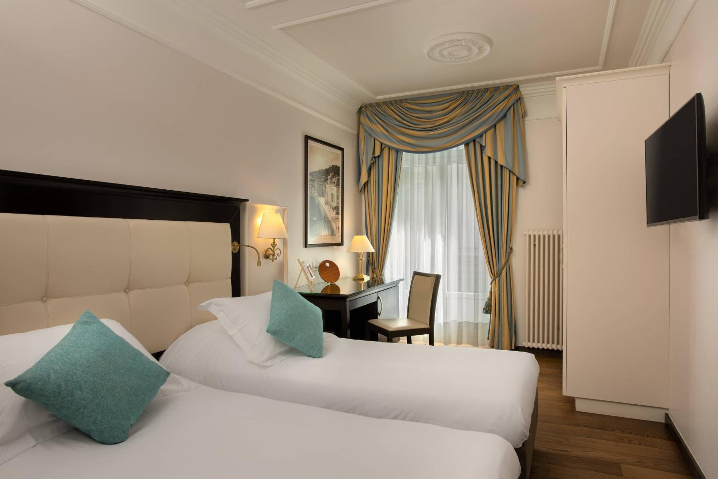 Superior Twin Room with City View