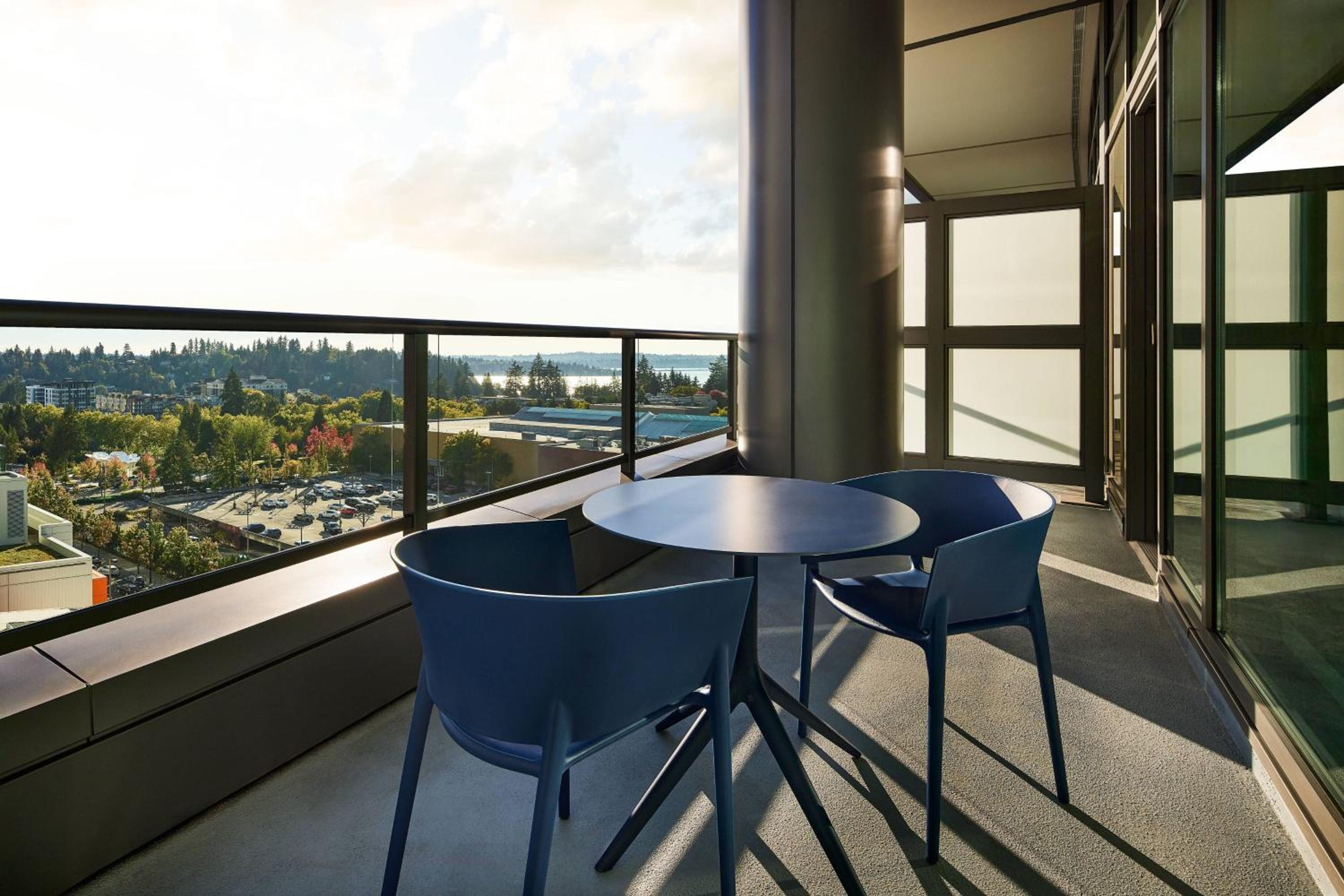 Grand Deluxe, Larger Guest room, 1 King, Balcony