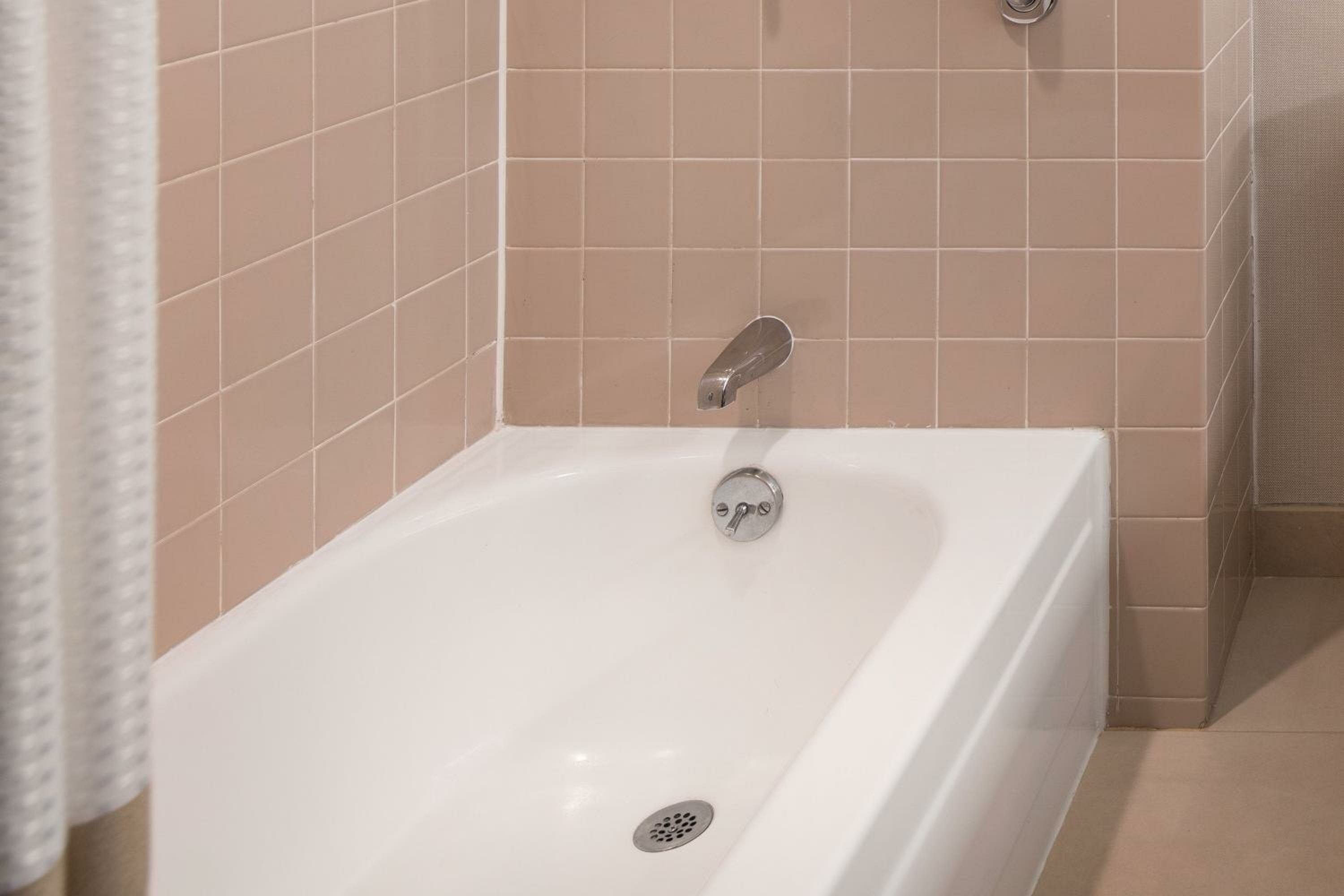 King Room with Adapted Tub - Mobility Accessible