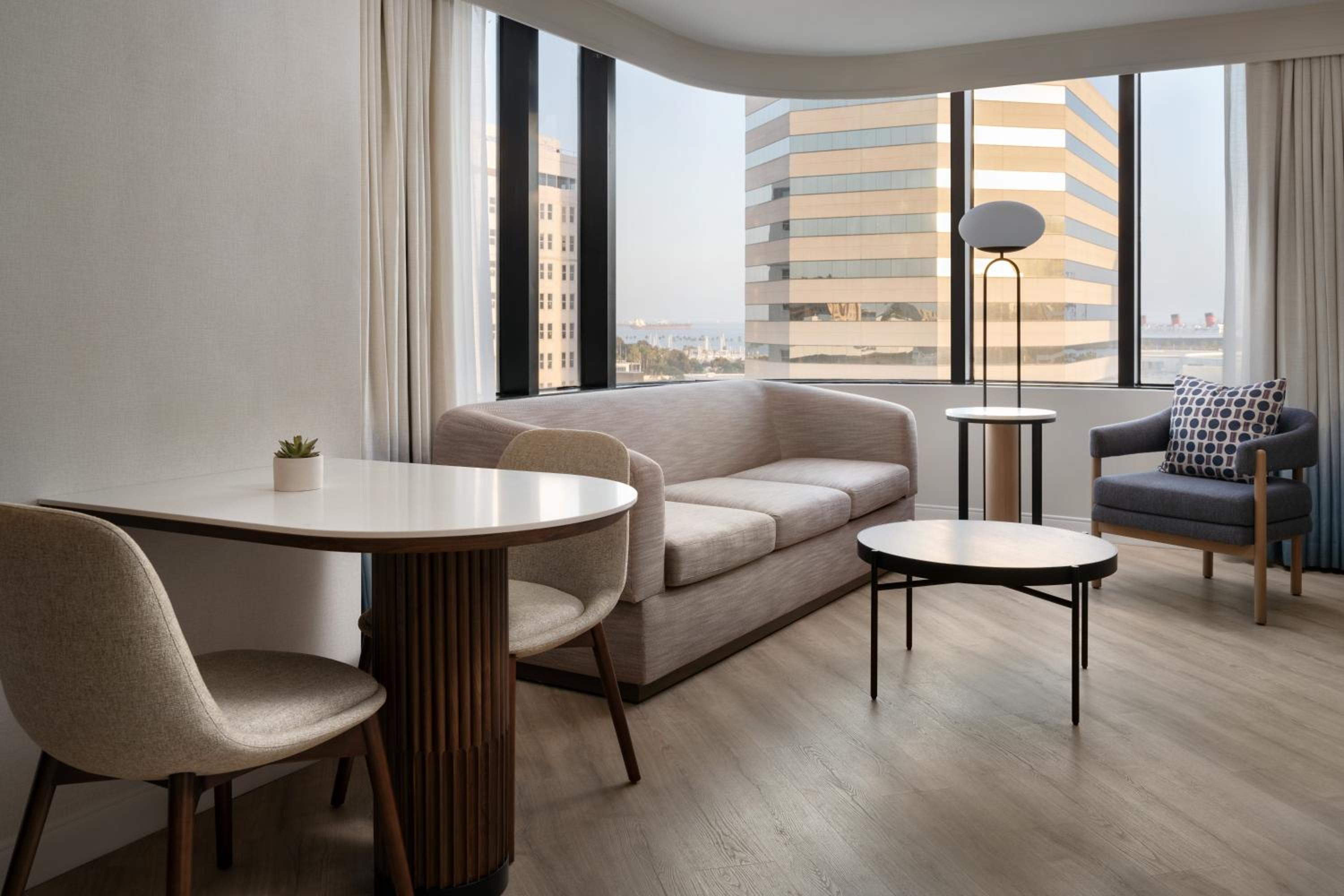 Junior Suite, 1 King, Harbor view, Corner room