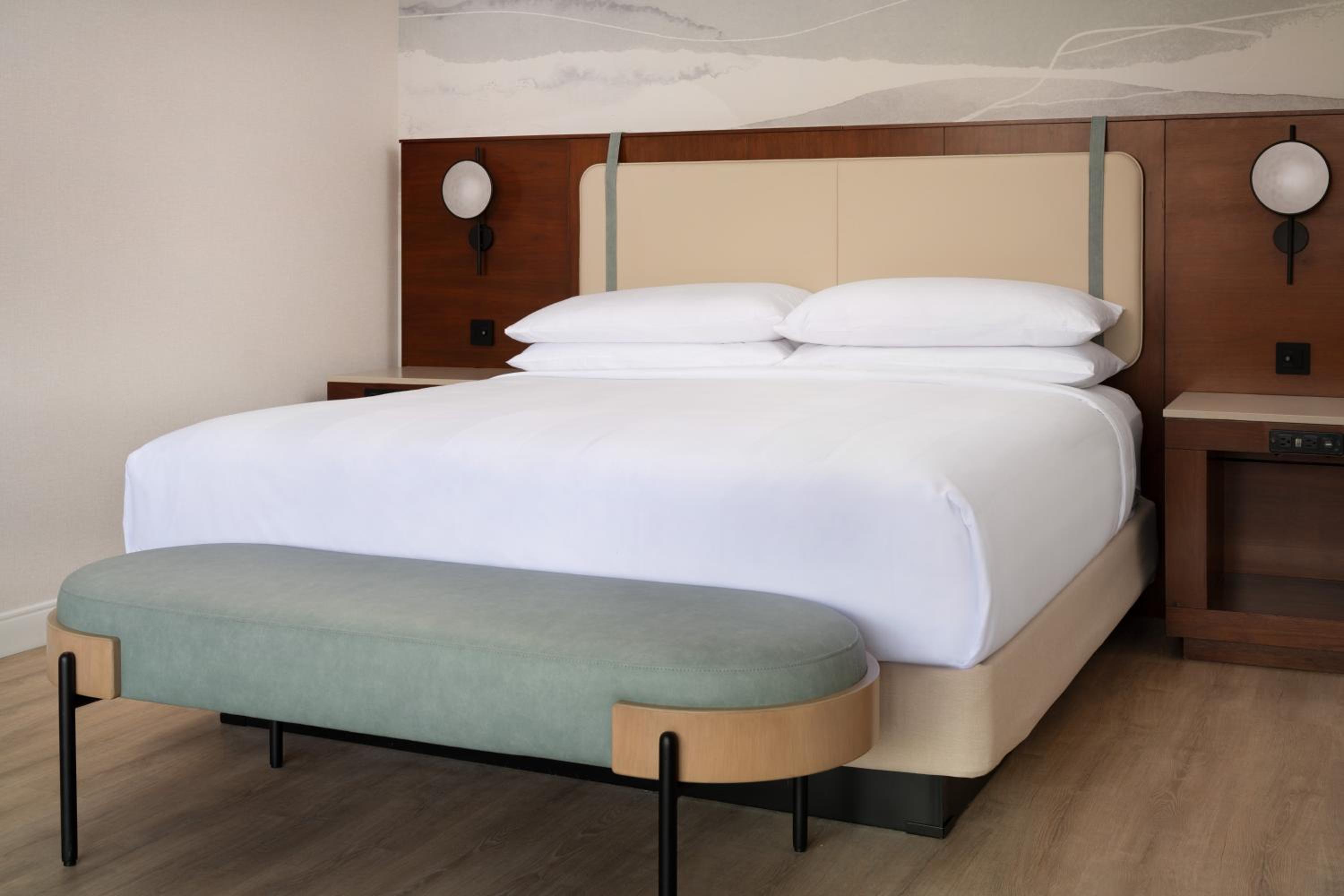 Junior Suite, 1 King, Harbor view, Corner room