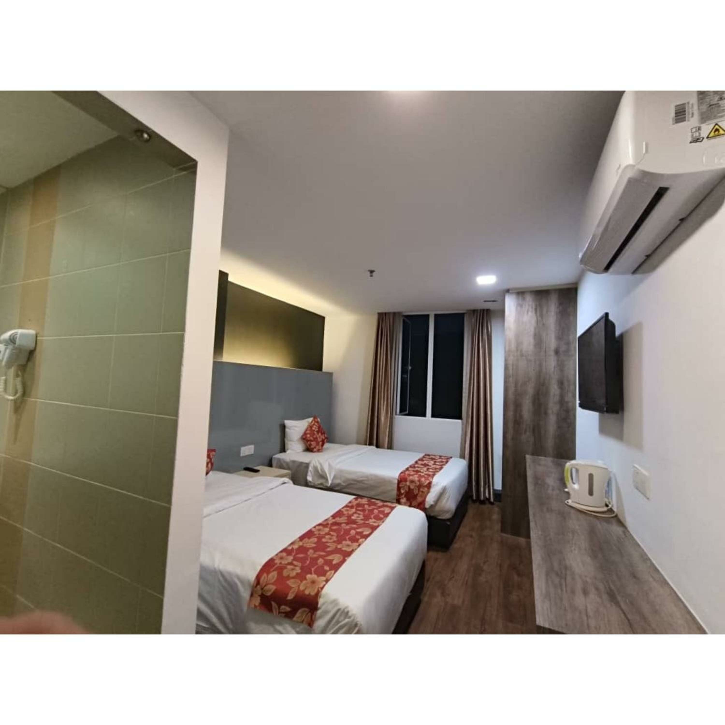 Deluxe Twin Room - With Window