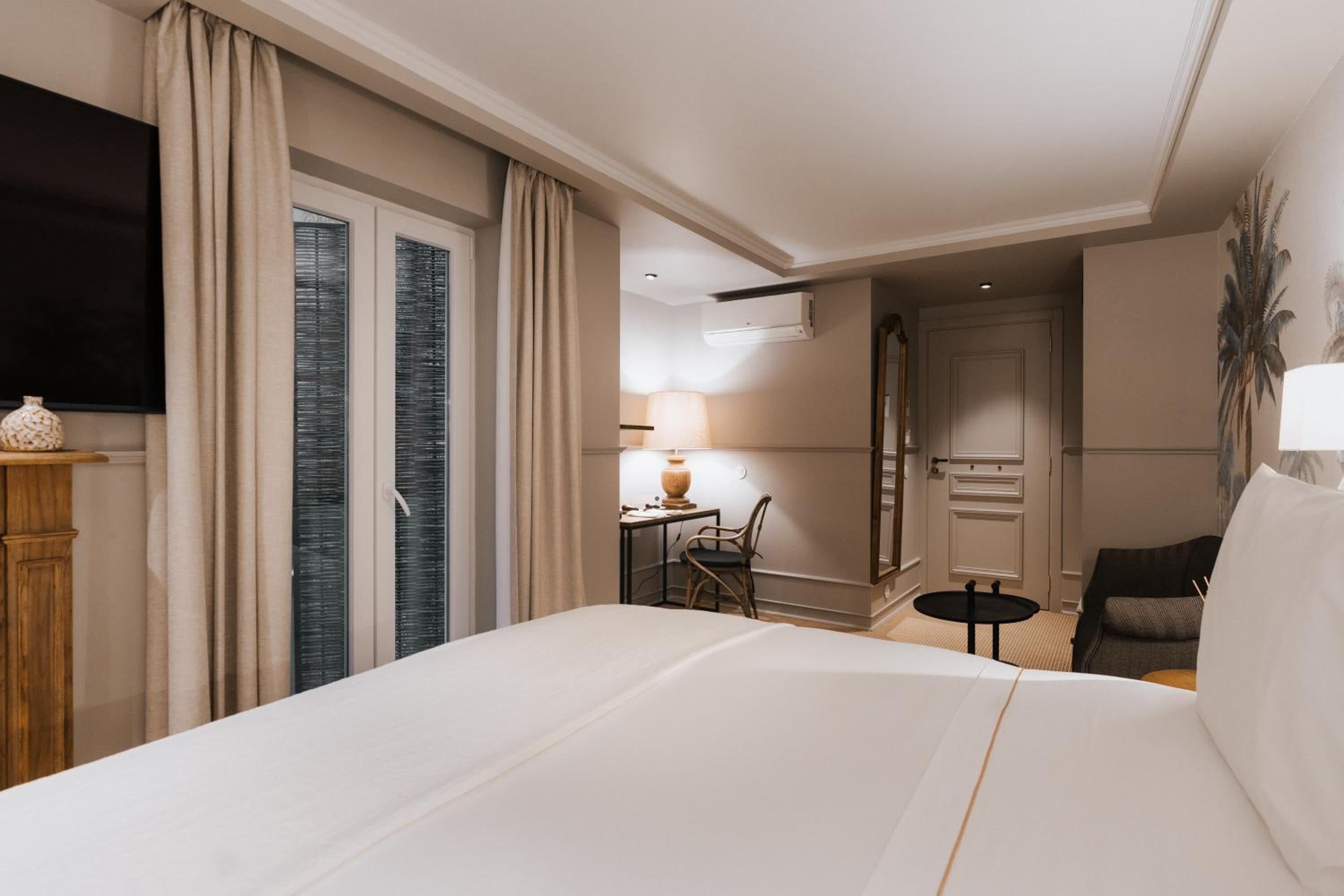 Deluxe Double or Twin Room with Interior View