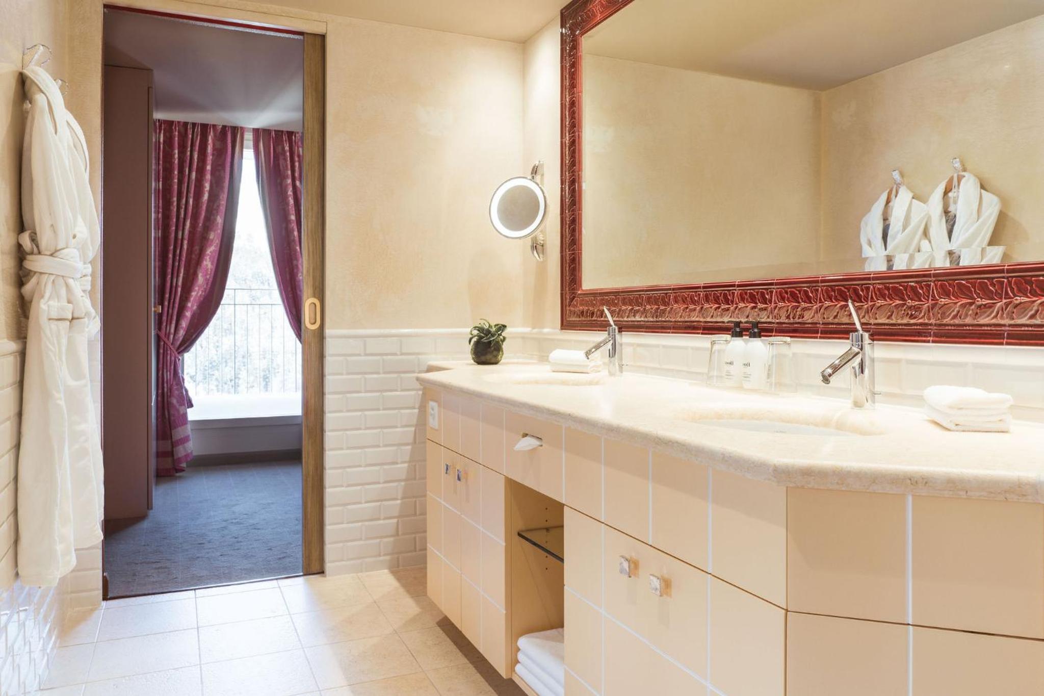 Corner Junior Suite with Lake View