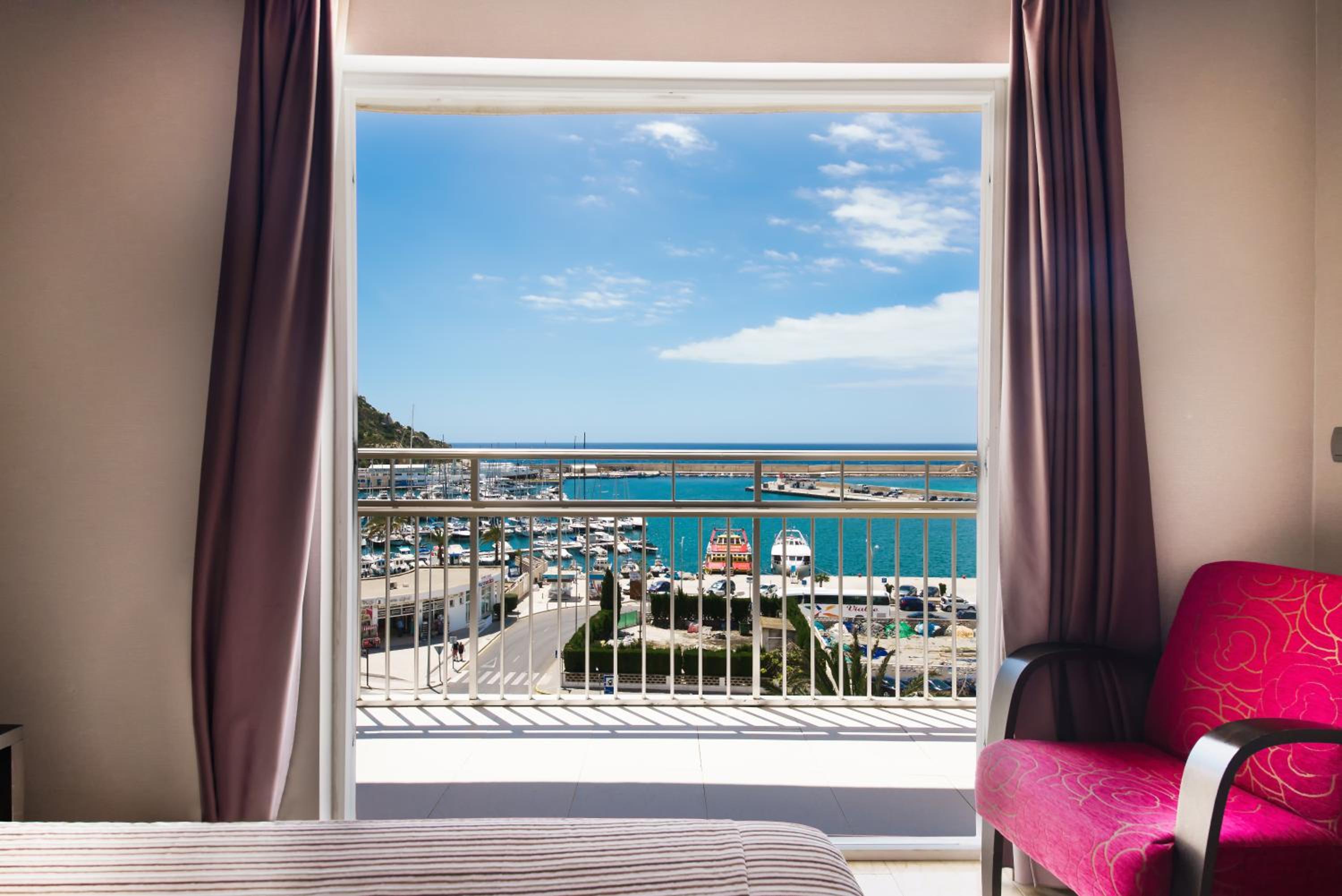 Superior Double or Twin Room with Front Sea View