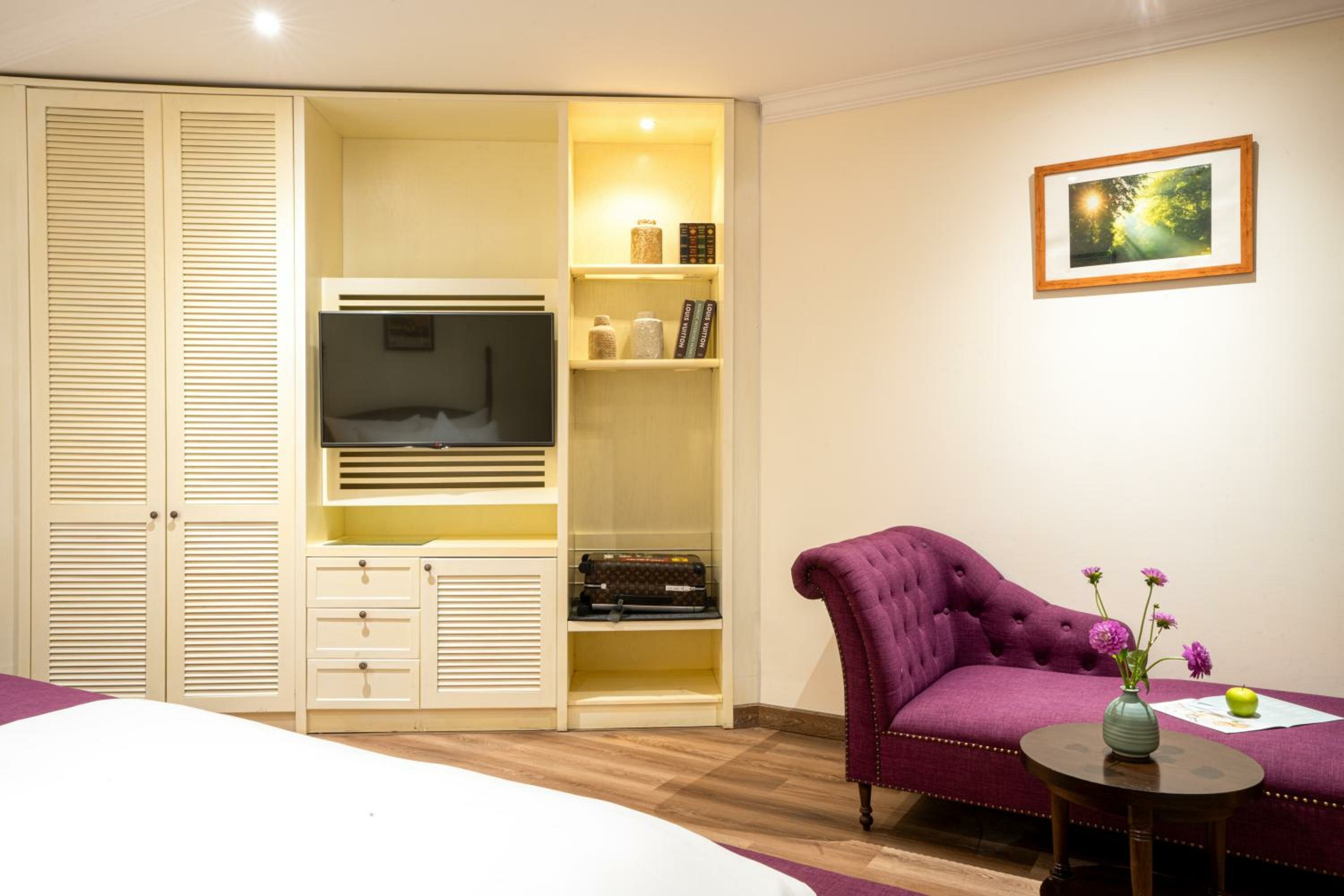 Family Suite with No View - Free Happy Hour
