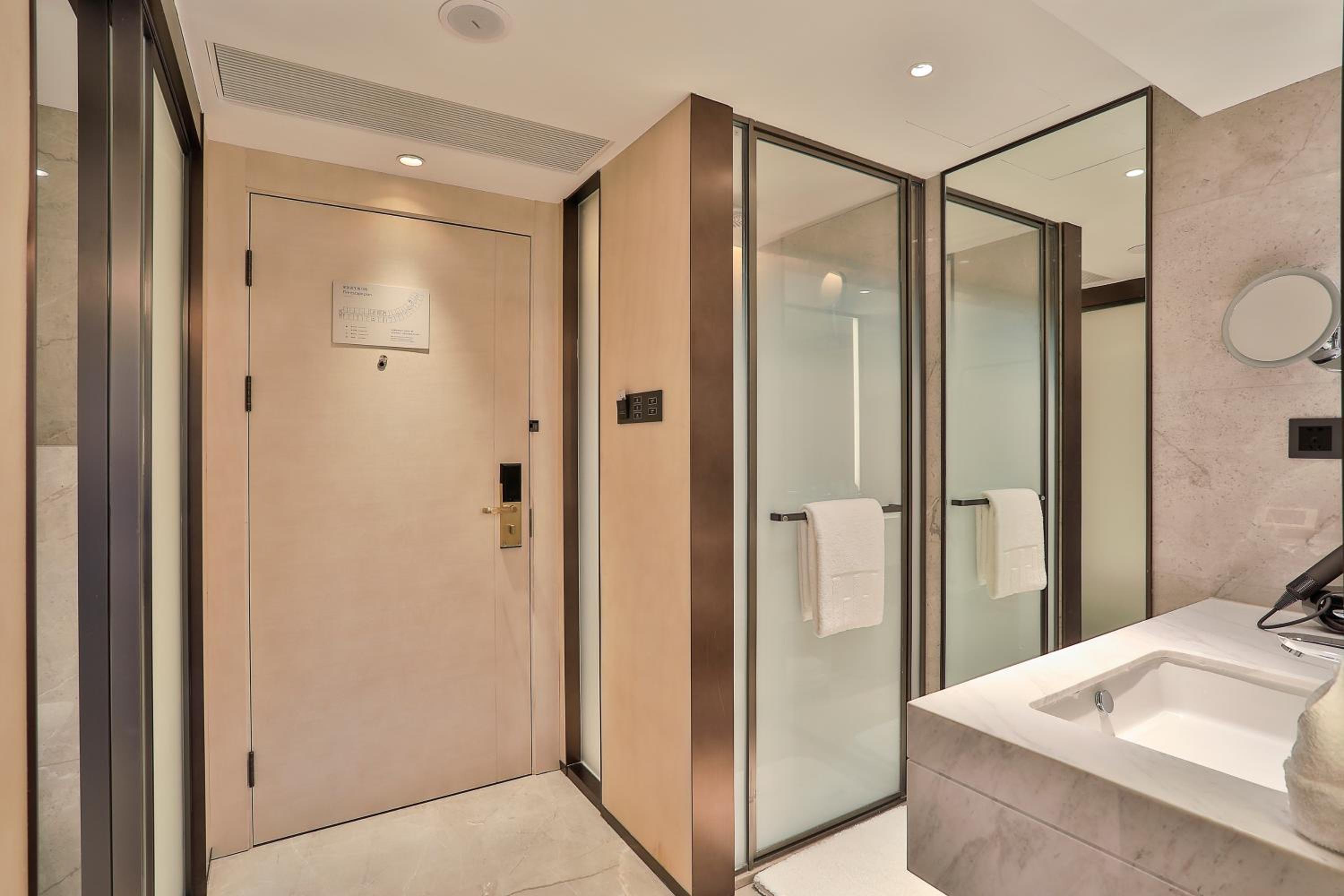 Business Queen Room