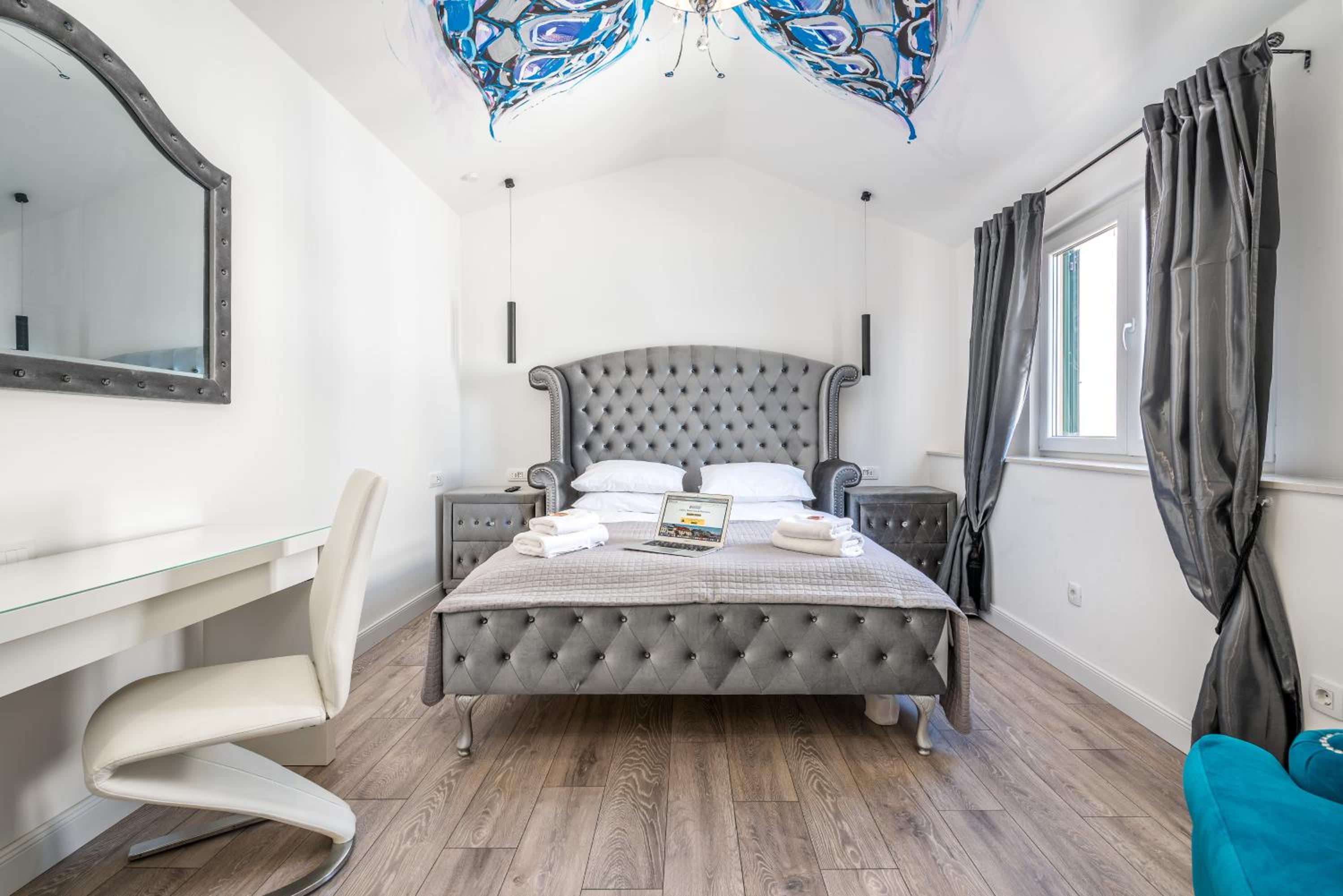 Deluxe Room - Partial Sea and Promenade View