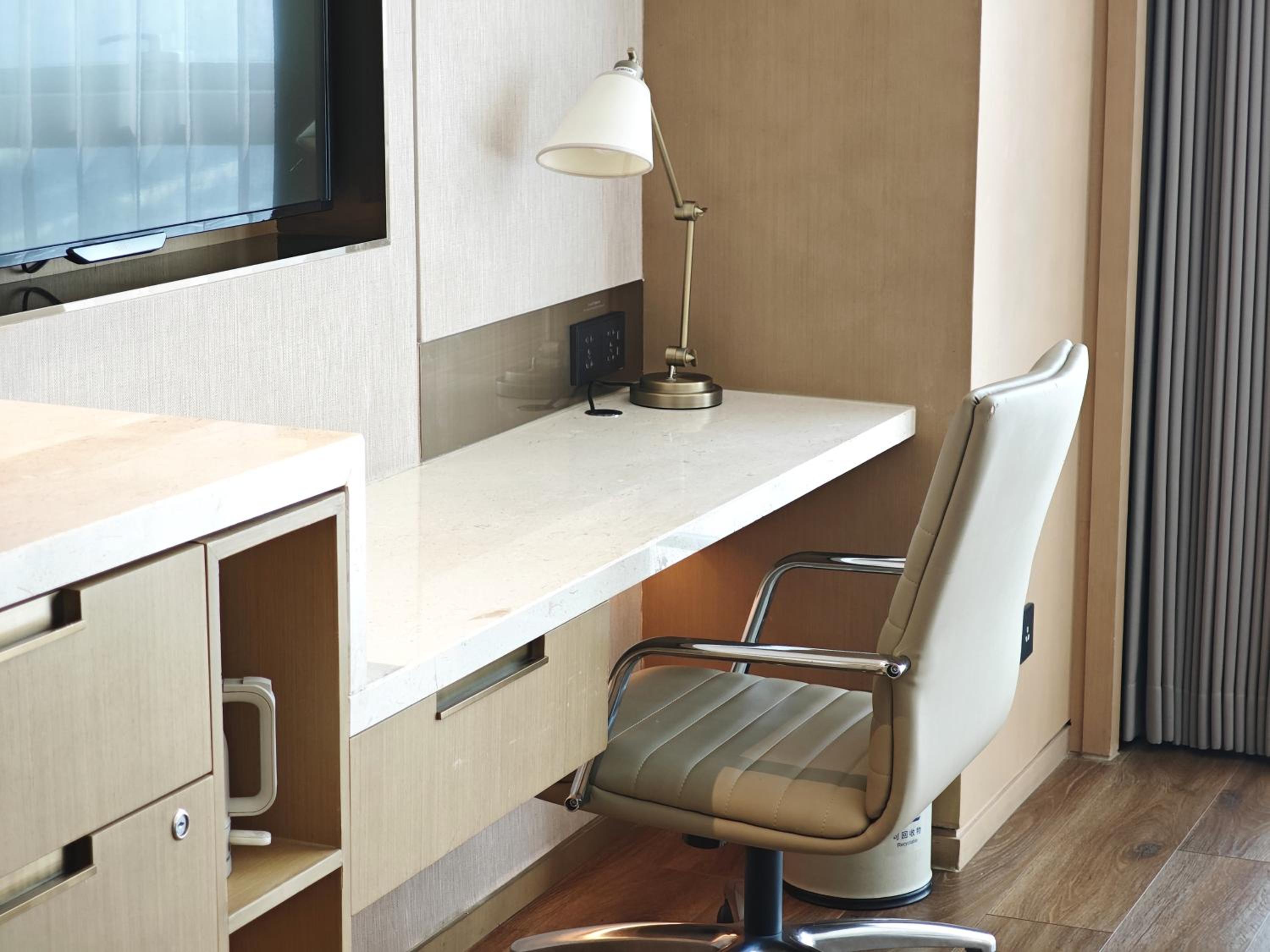 Panorama King, Larger Guest Room, 1 King, City view