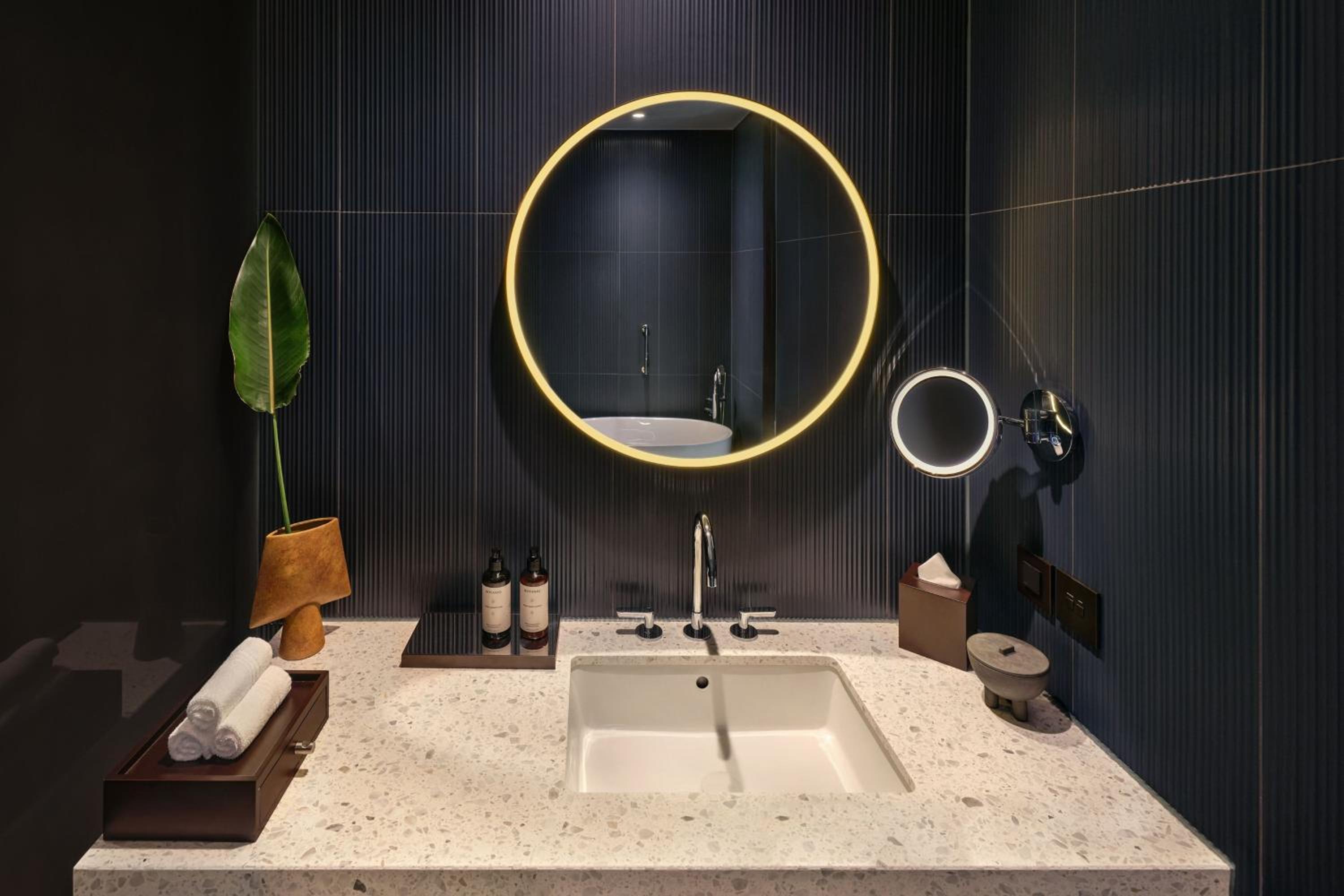 One-Bedroom Contemporary King Studio Suite 