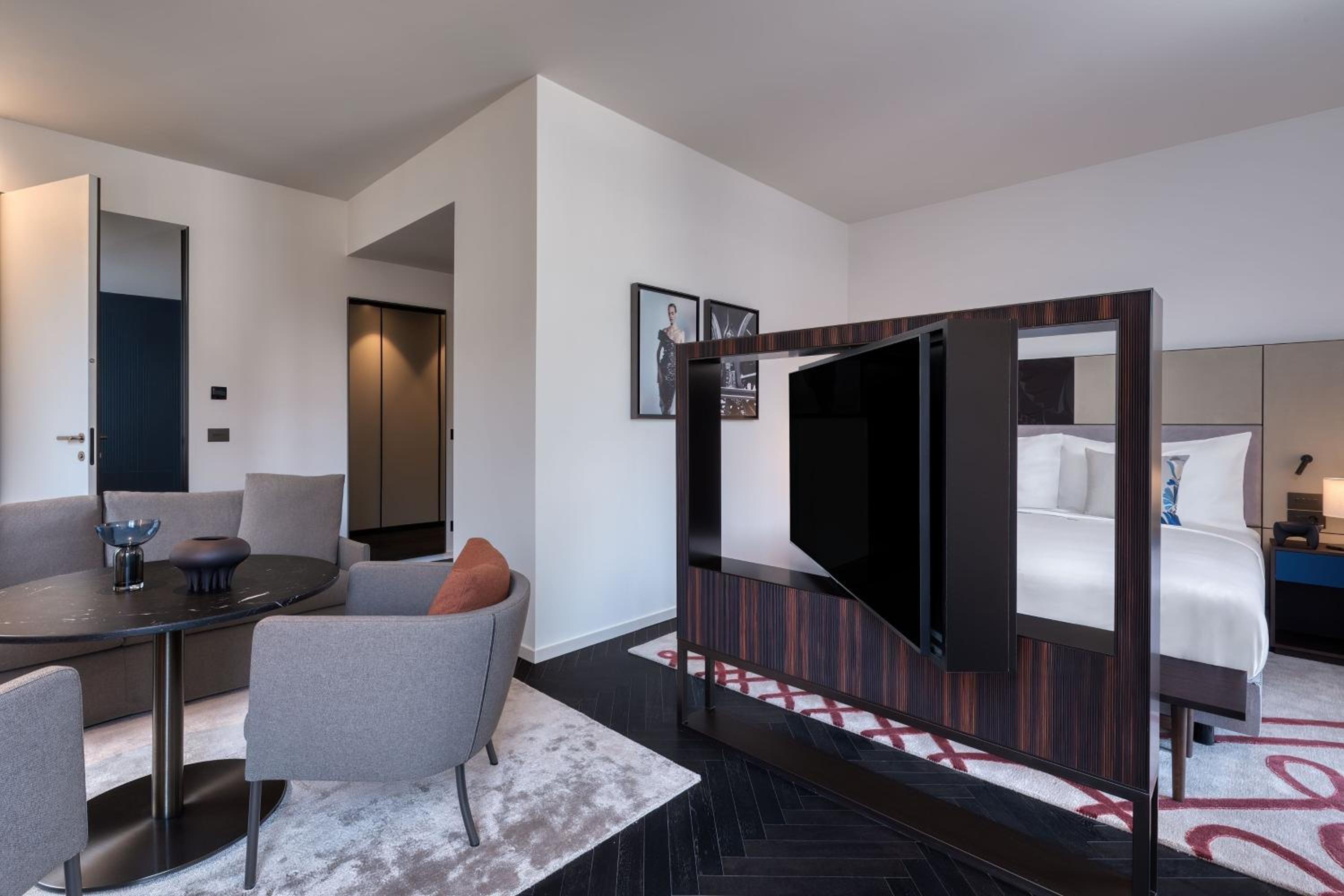 One-Bedroom Contemporary King Studio Suite 