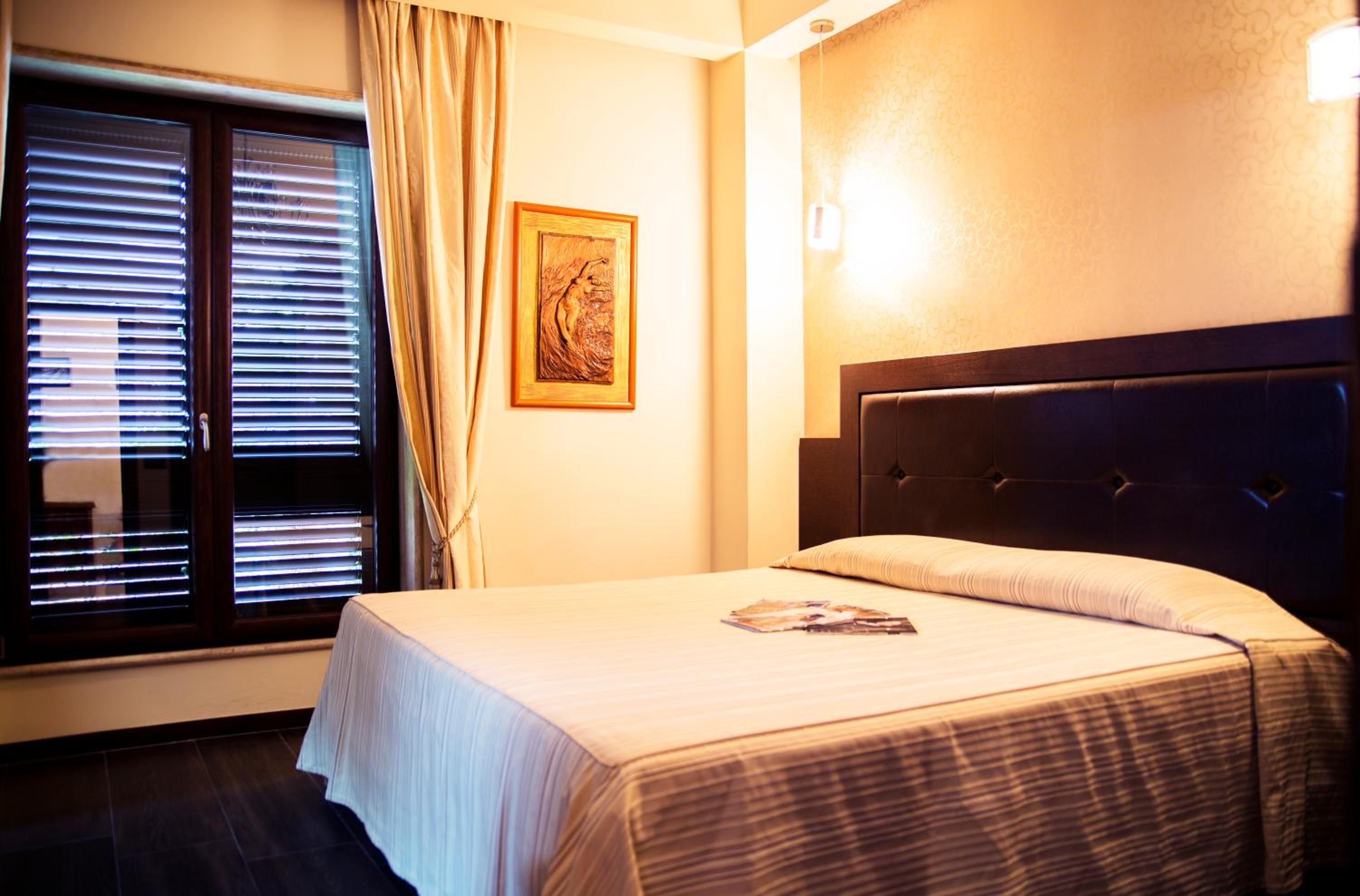 Standard Double Room with Breakfast in Room, Free Parking and Wi-Fi