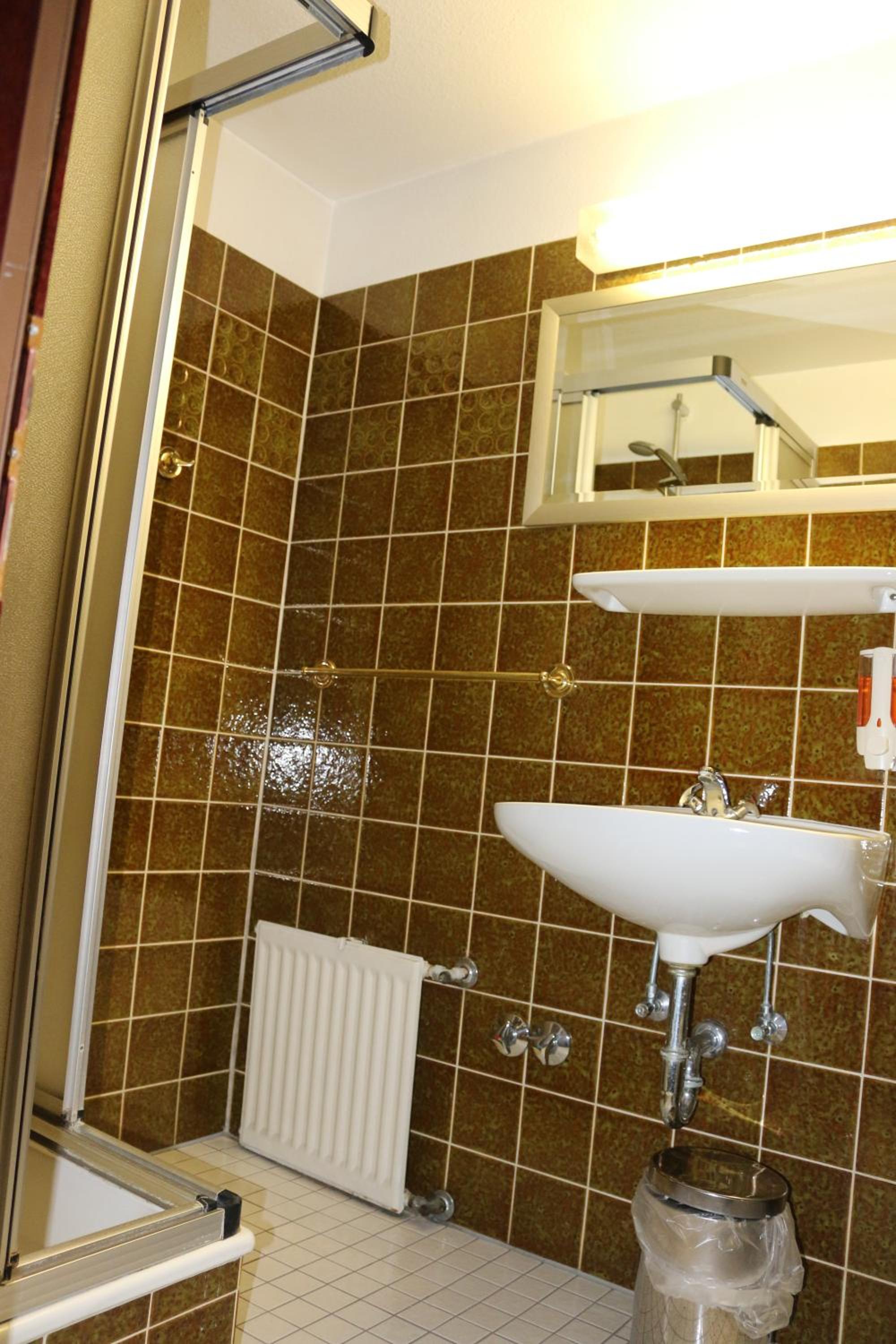 Double or Twin Room with Private Bathroom in Hallway