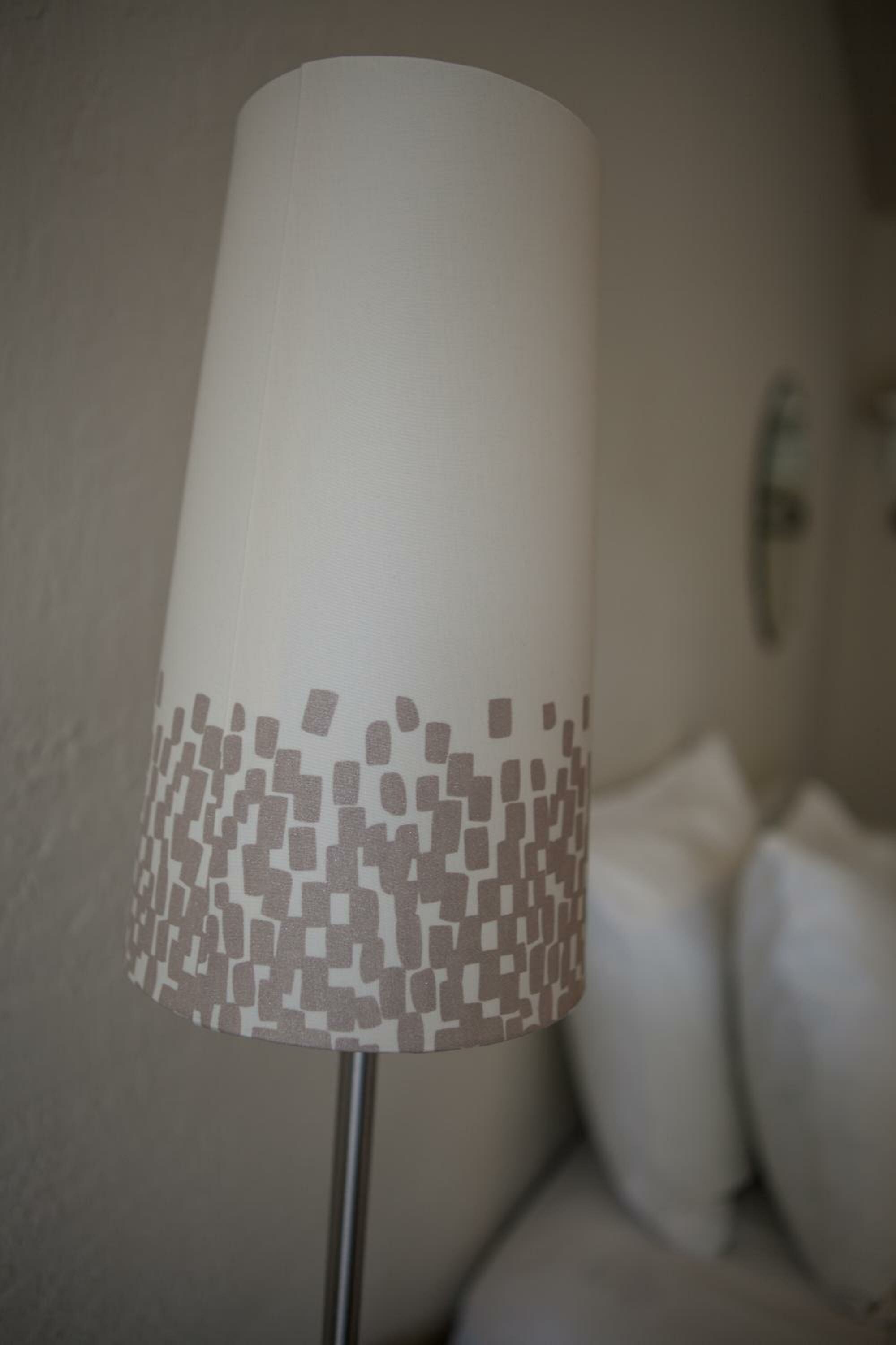 Standard Queen Room With Shared Bathroom