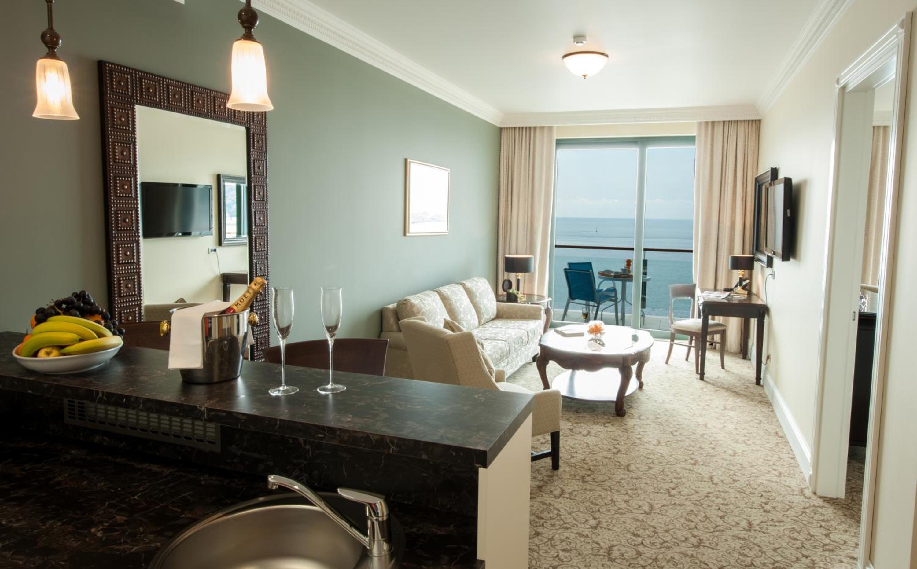 Deluxe King Suite with Sea View and Balcony