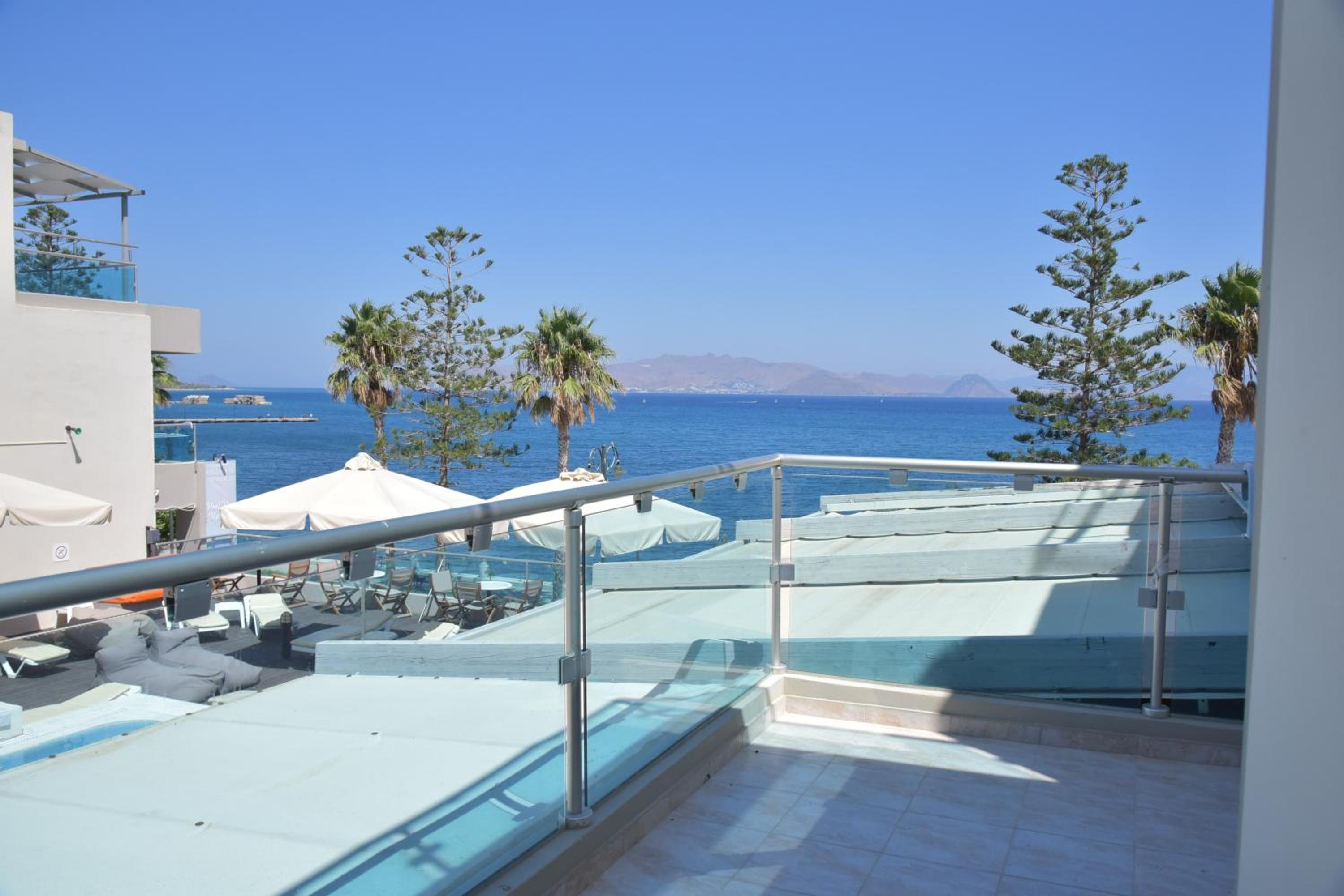 Two Room Apartment Suite with Sea View and Pool View (6 Adults)