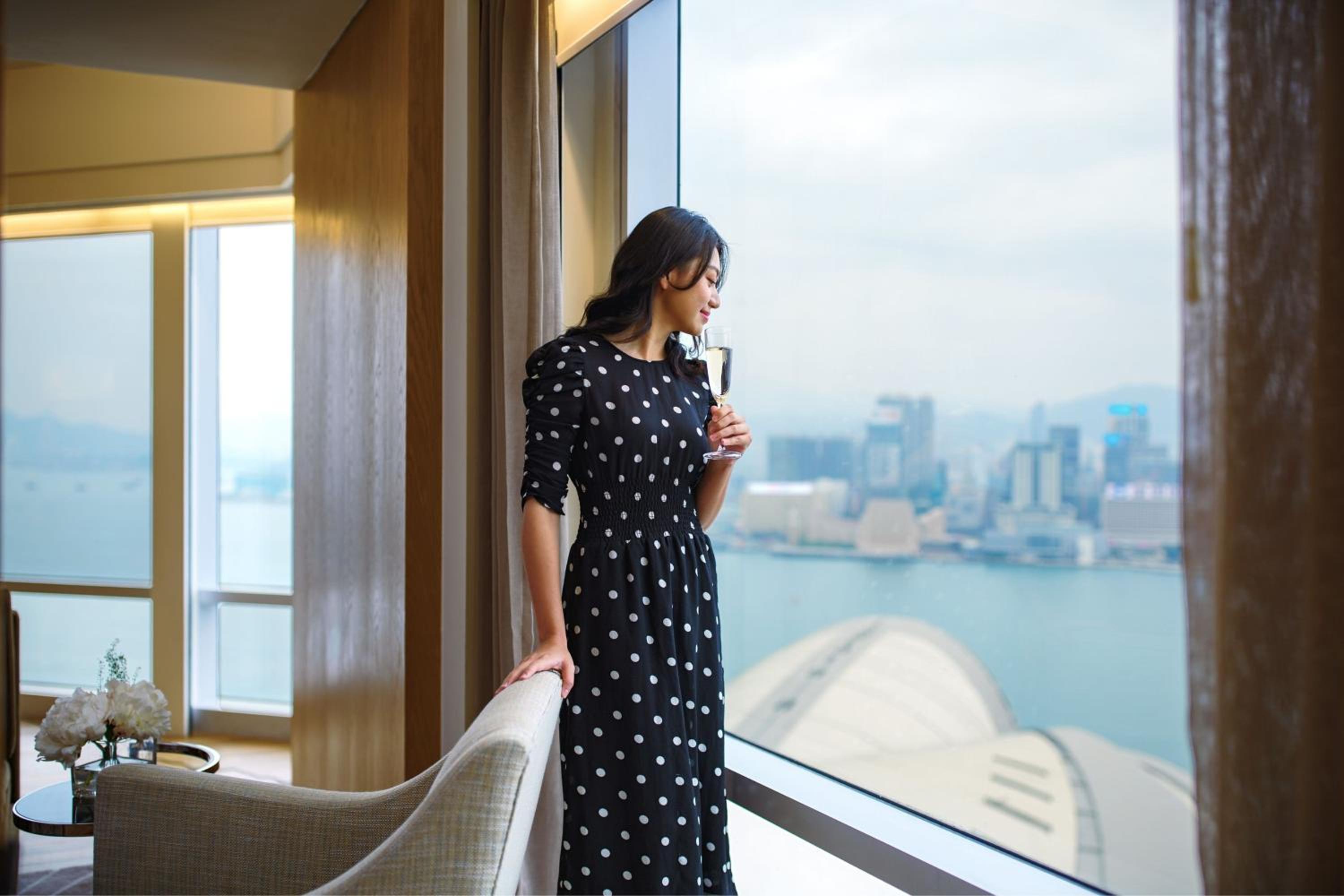 Deluxe King Suite with Harbor View and Executive Lounge Access