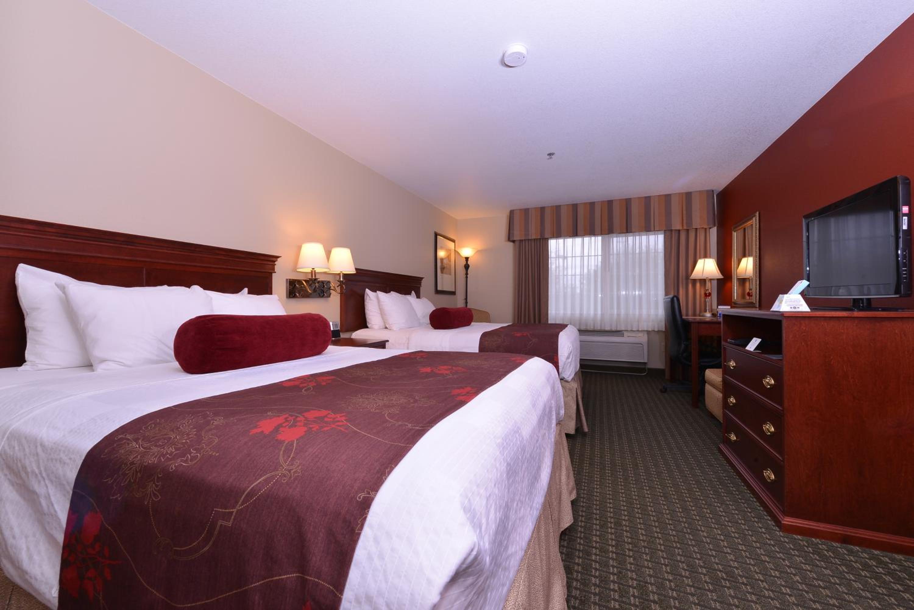 Queen Room with Roll-In Shower - Mobility Access