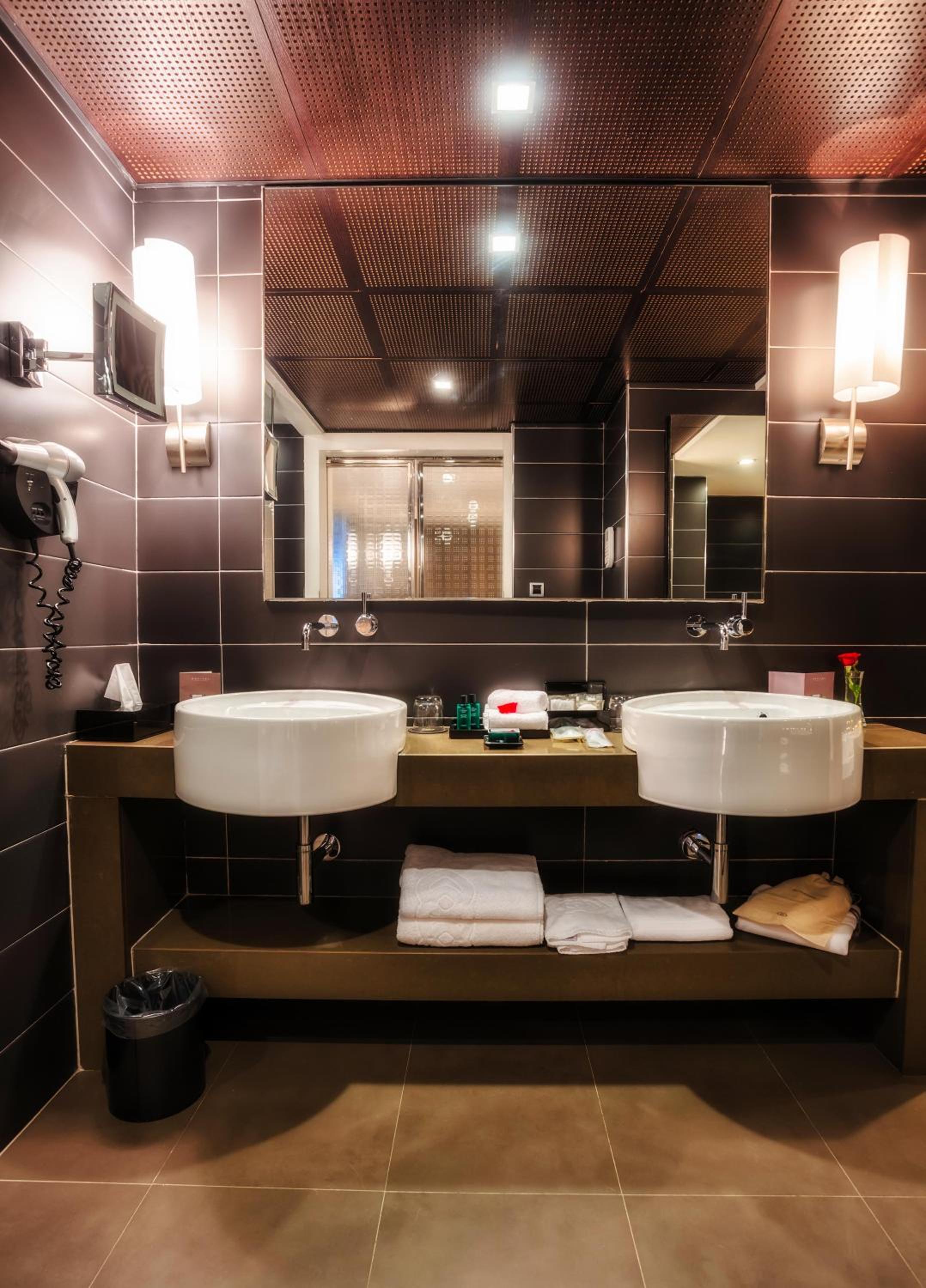 Junior King Suite with Garden or City View