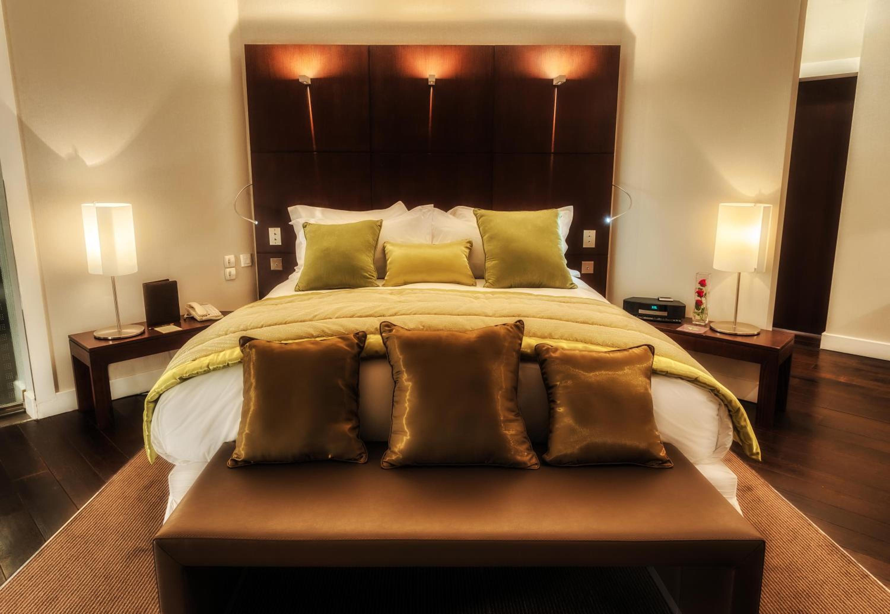 Superior King Room with City View