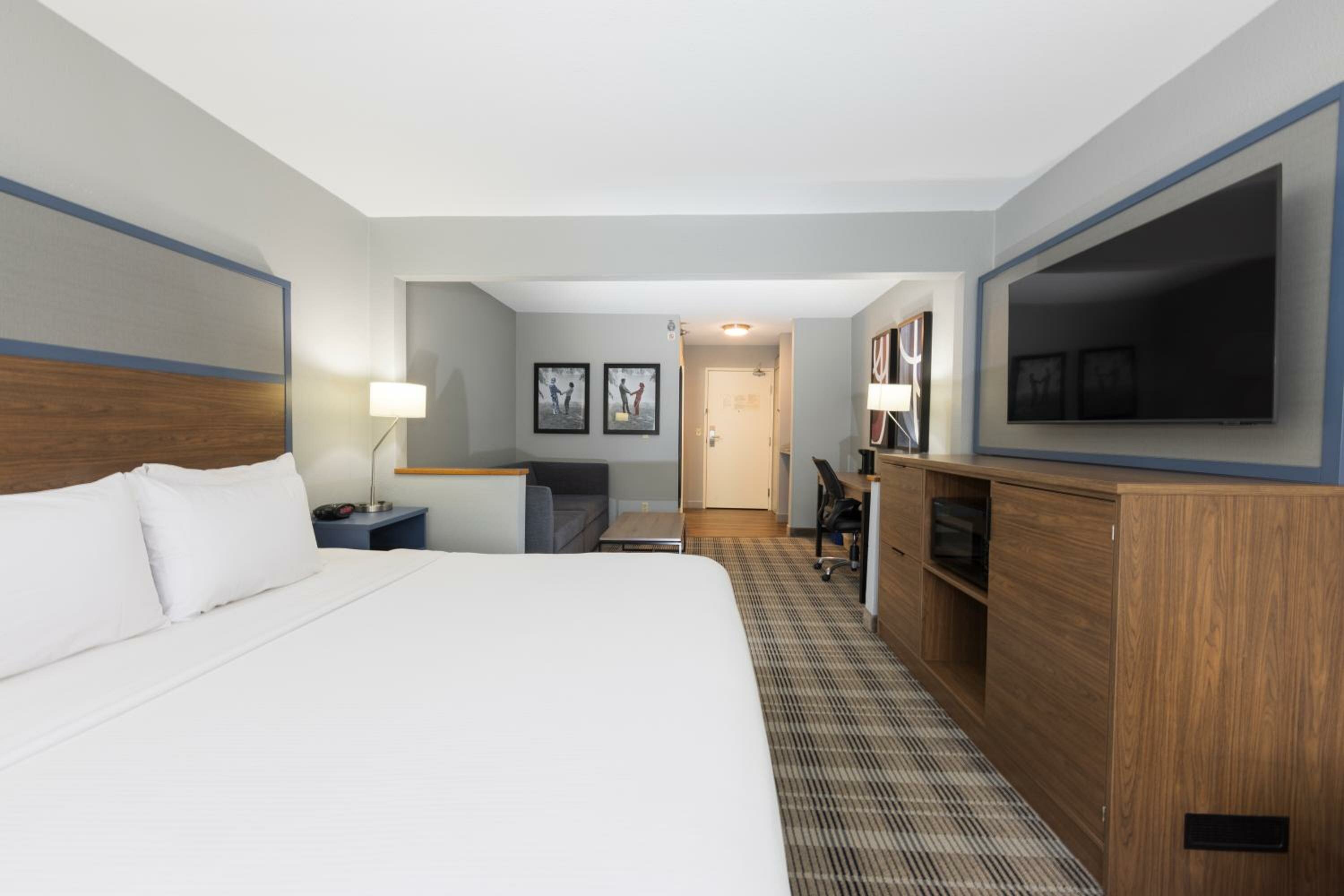 King Suite - Non-Smoking