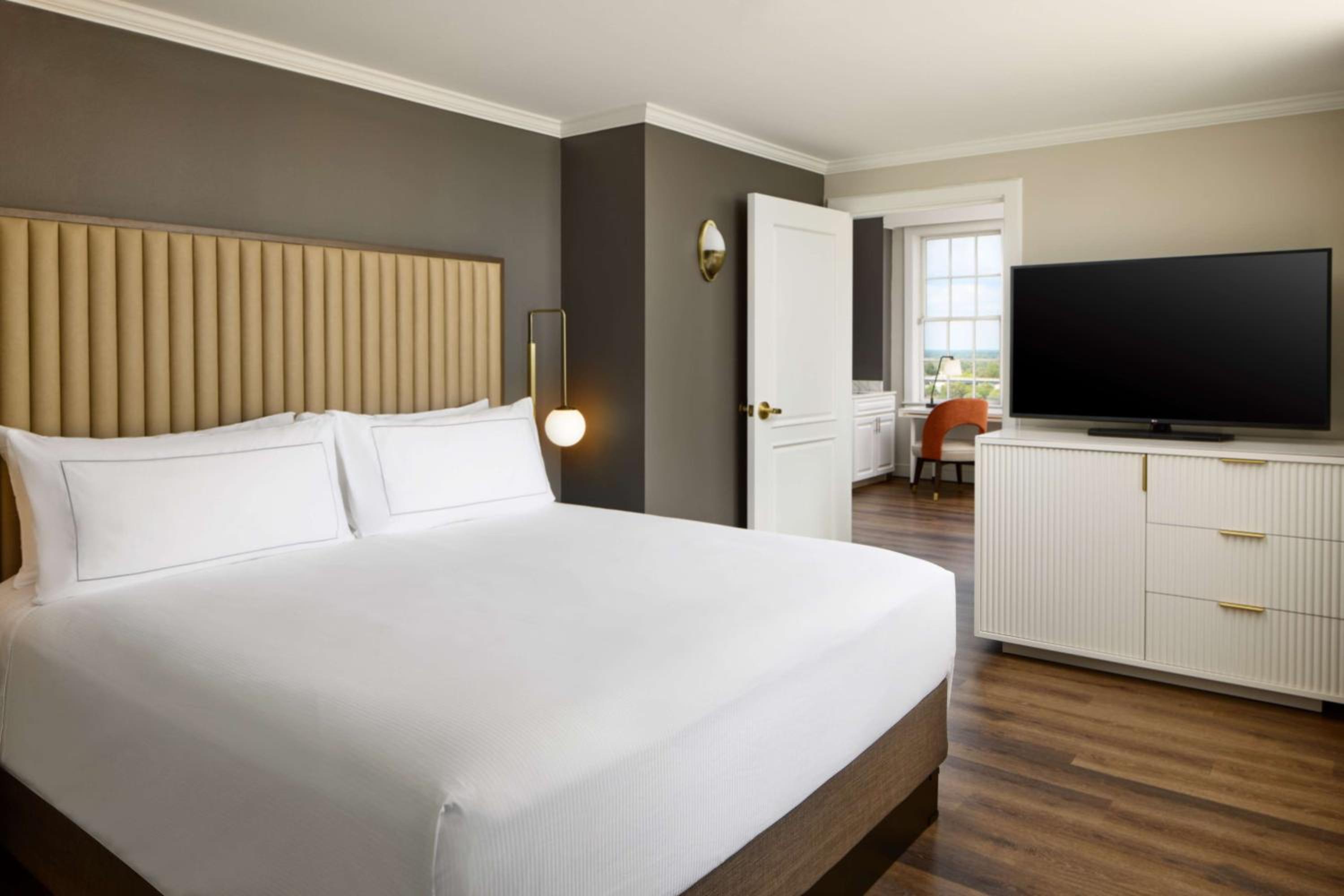 One-Bedroom King Suite with Lake View