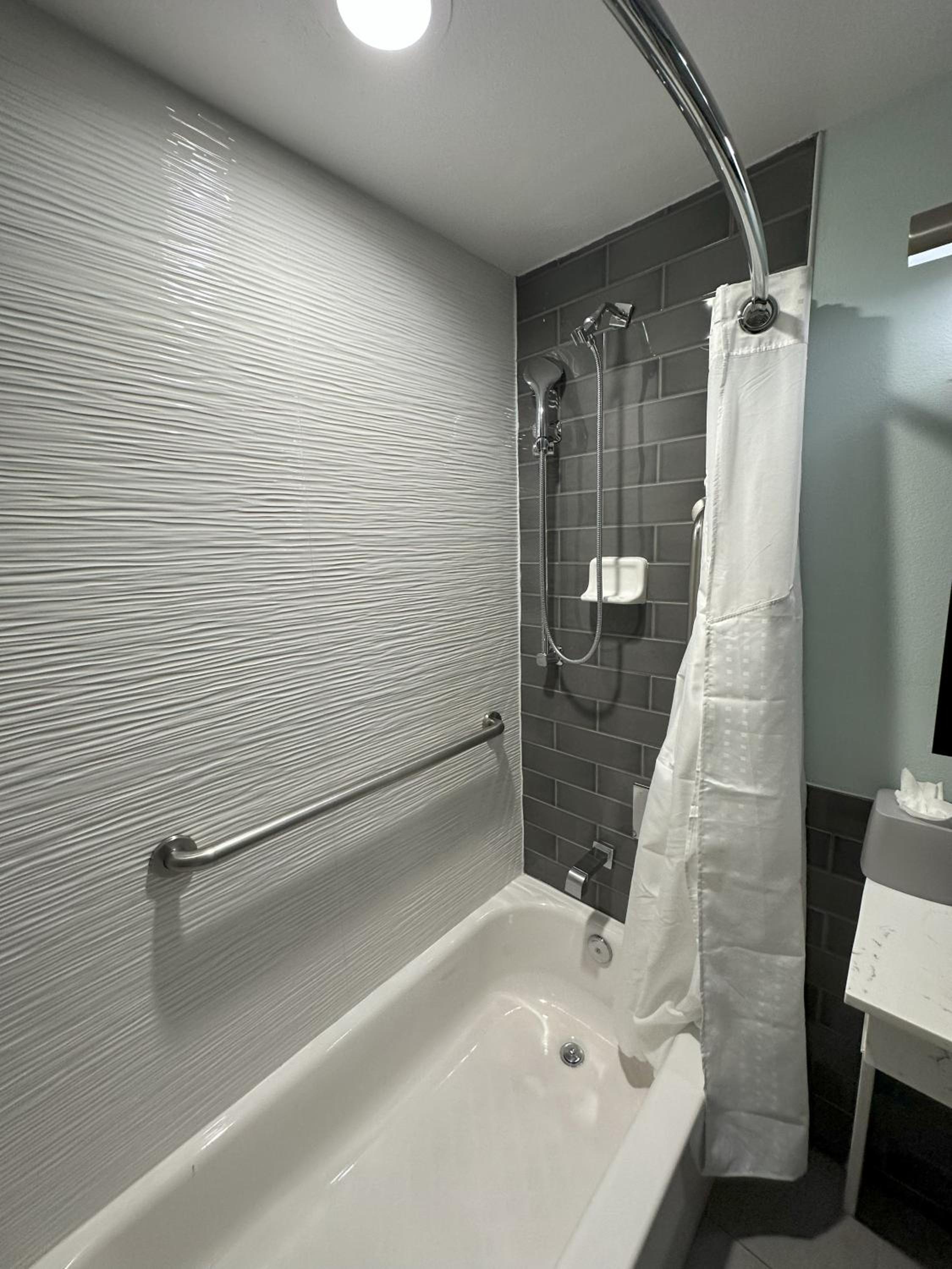 Double Room - Mobility Access Tub/Non-Smoking