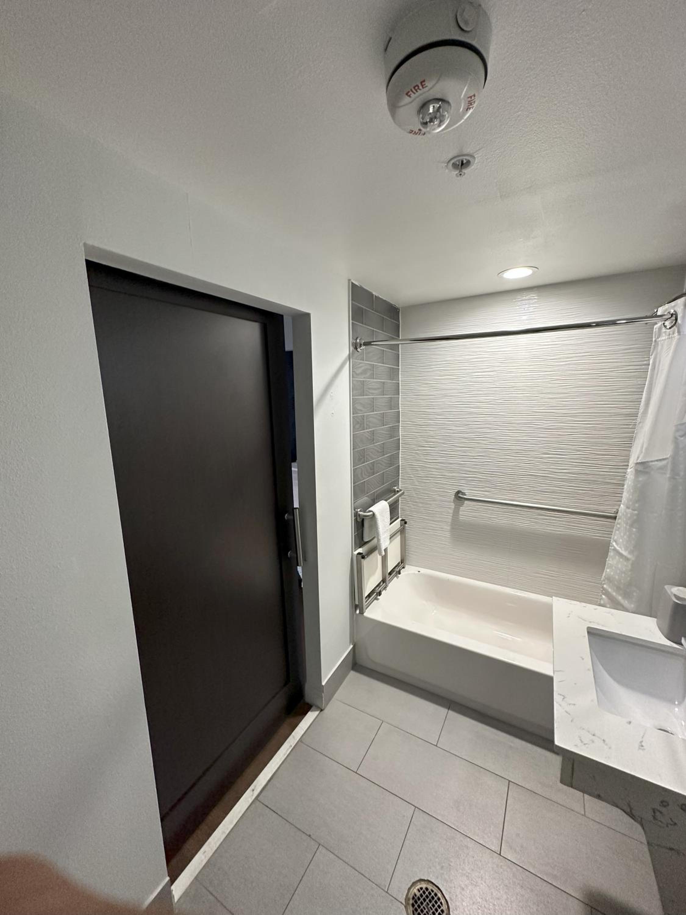Double Room - Mobility Access Tub/Non-Smoking