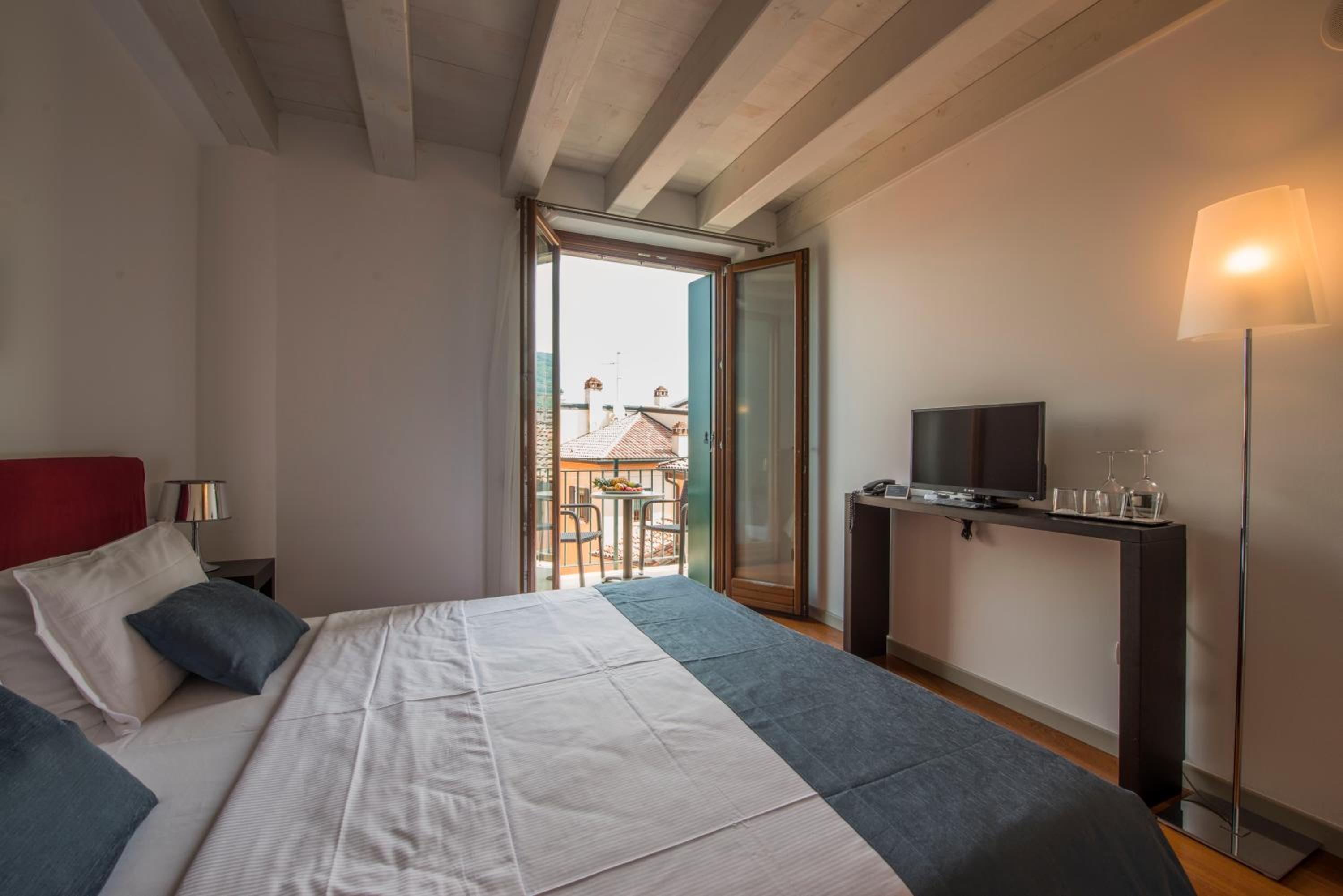 Deluxe Double Room with Partial Lake View