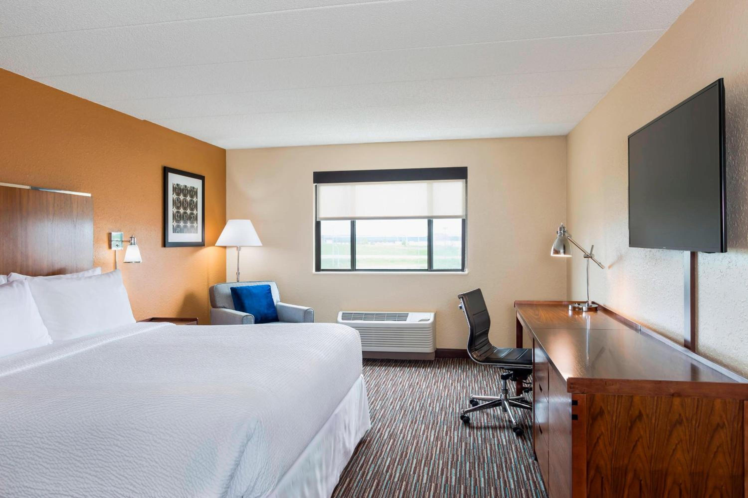 1 Bedroom Suite, 1 King, Sofa Bed
