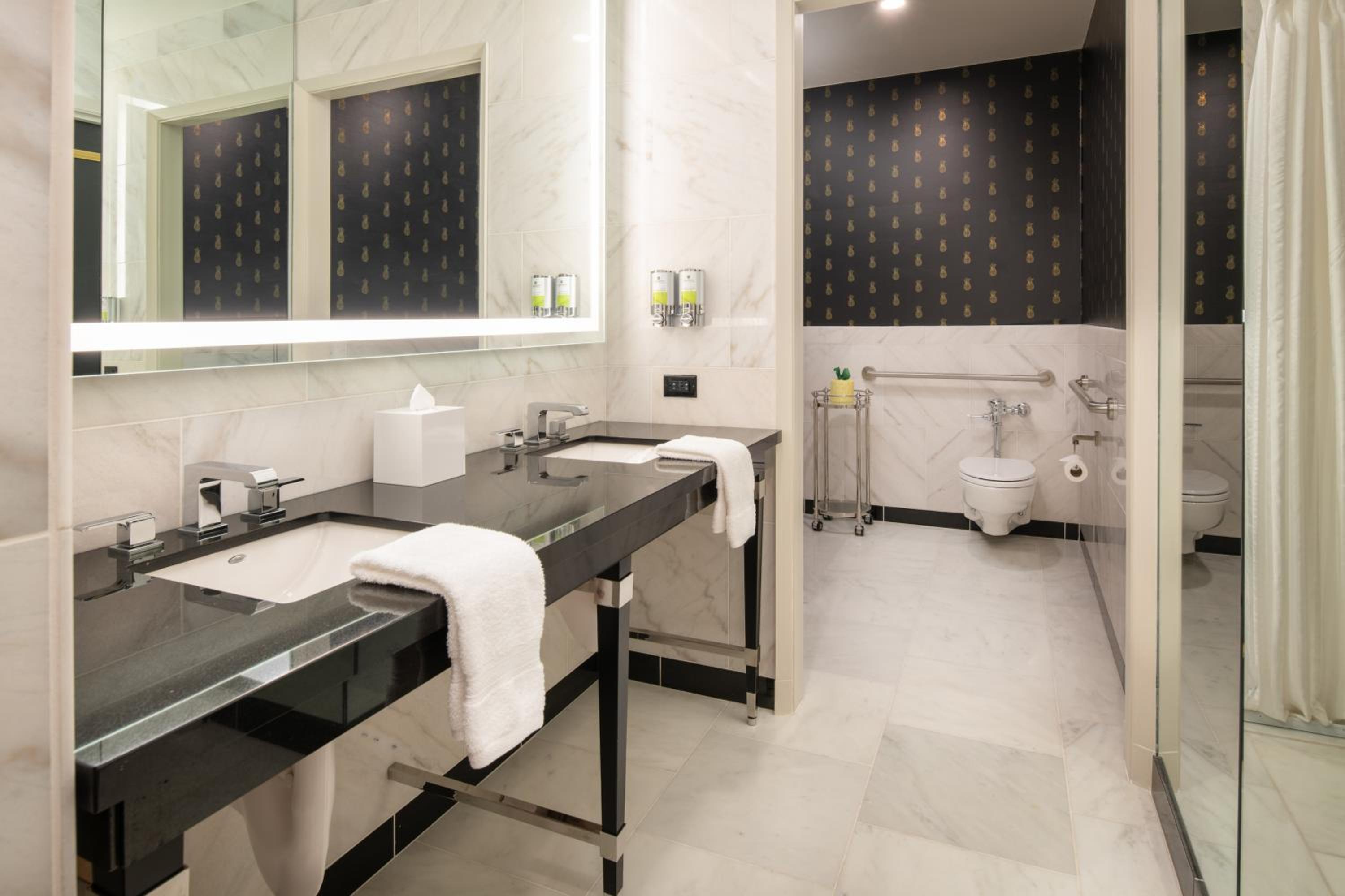 Persona Queen Mobility Accessible w/Roll-in Shower & Comm. Features