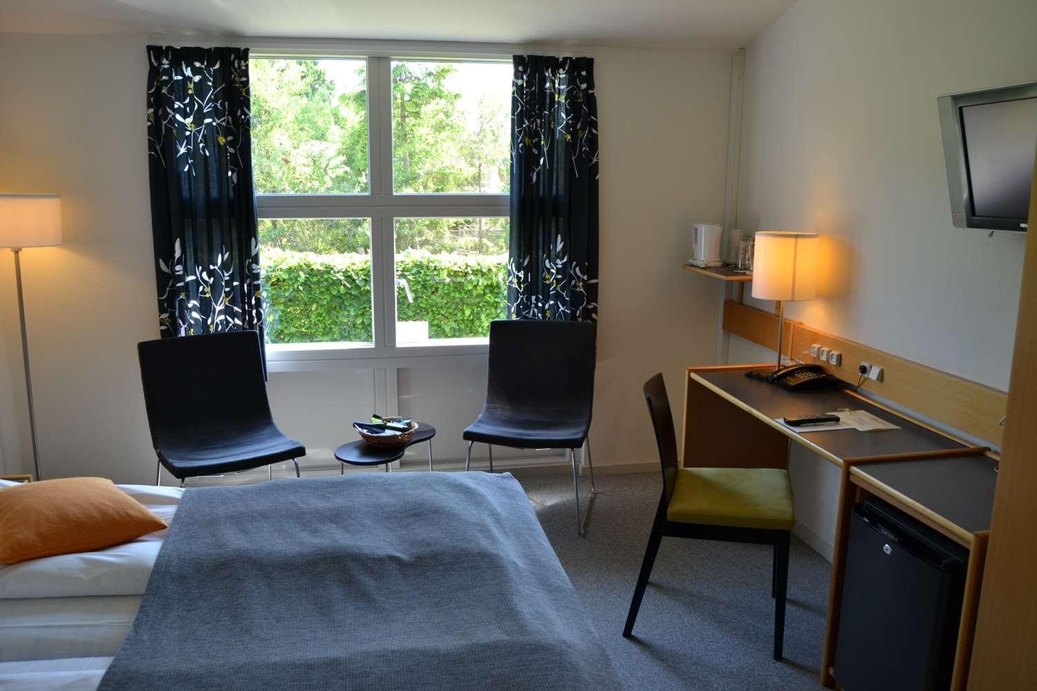 Standard Double Room with Walk-In Shower - Disability Access/Non-Smoking